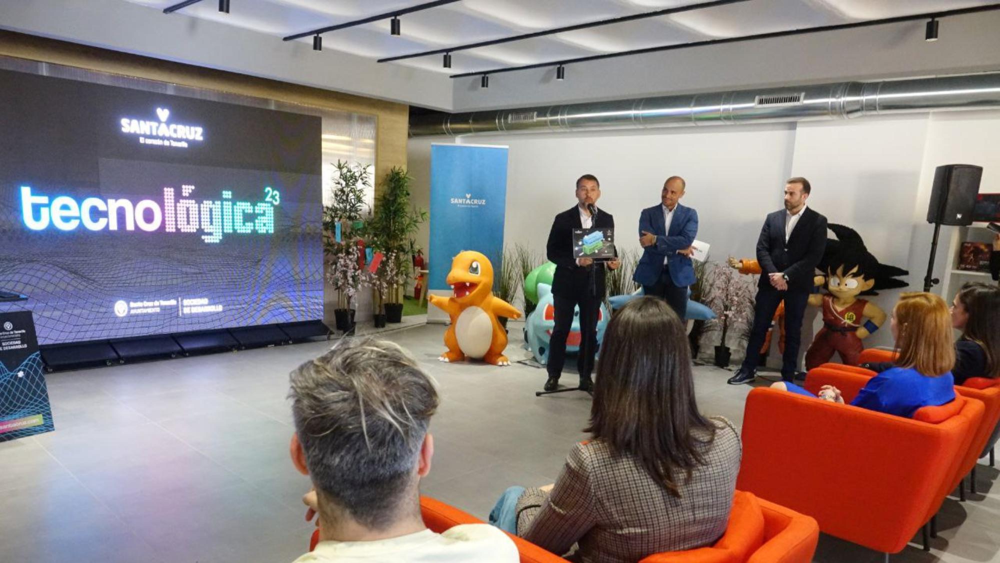 José Manuel Bermúdez (alcalde de Santa Cruz, izq.), Alfonso Cabello (delegado de Sociedad de Desarrollo, centro) y José Serrano (director de la Facultad de Ciencias Sociales de la UEC, der.) presentan la decimosegunda edición de “Tecnológica Santa Cruz”./ Cedida José Manuel Bermúdez (alcalde de Santa Cruz, izq.), Alfonso Cabello (delegado de Sociedad de Desarrollo, centro) y José Serrano (director de la Facultad de Ciencias Sociales de la UEC, der.) presentan la decimosegunda edición de “Tecnológica Santa Cruz”./ Cedida
