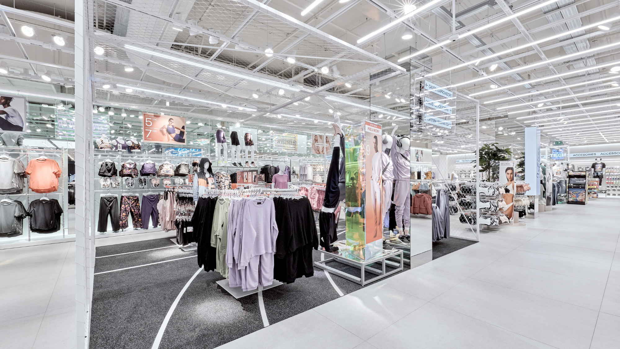 Imagen del interior de una tienda de la marca Lefties. / Lefties