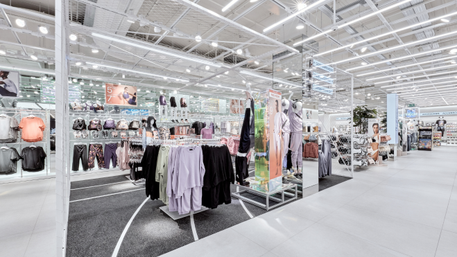 Imagen del interior de una tienda de la marca Lefties. Lefties