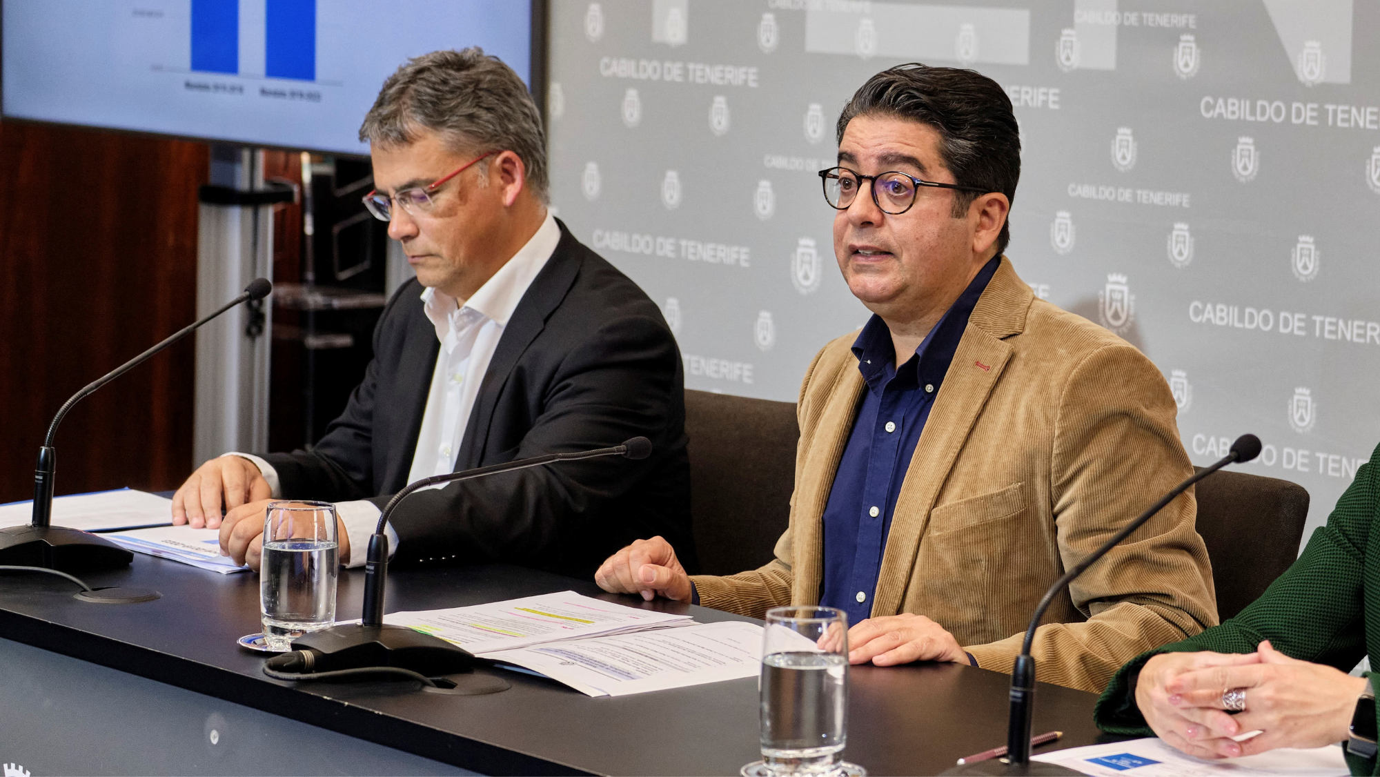 El presidente del Cabildo de Tenerife, Pedro Martín (der.), y el consejero insular de Agricultura, Ganadería y Pesca, Javier Parrilla./ Cedida