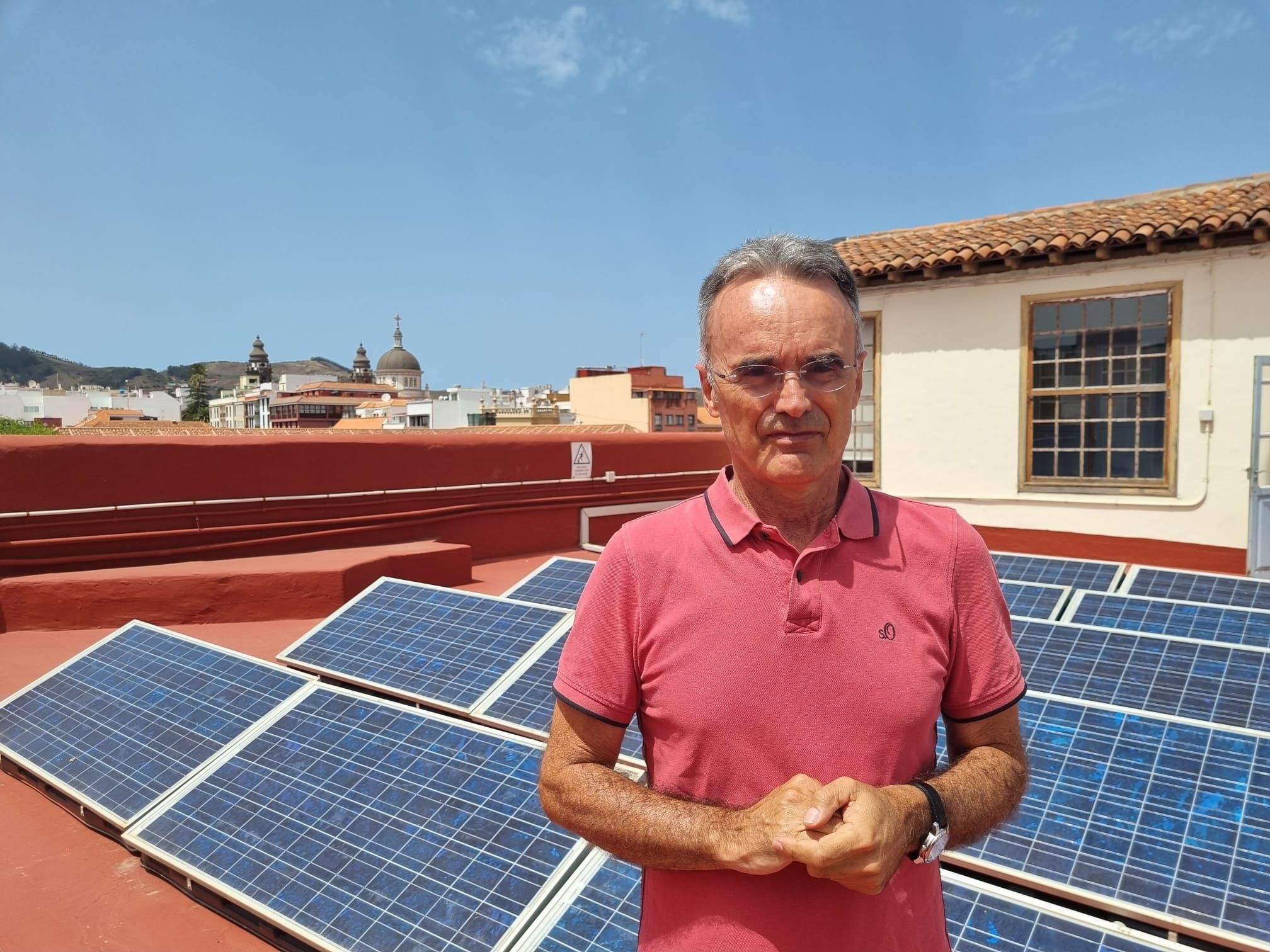 El concejal de Medio Ambiente y Lucha contra el Cambio Climático de La Laguna, José Luis Hernández, muestra las instalaciones de la Red Fotovoltaica./ Cedida El concejal de Medio Ambiente y Lucha contra el Cambio Climático de La Laguna, José Luis Hernández, muestra las instalaciones de la Red Fotovoltaica./ Cedida