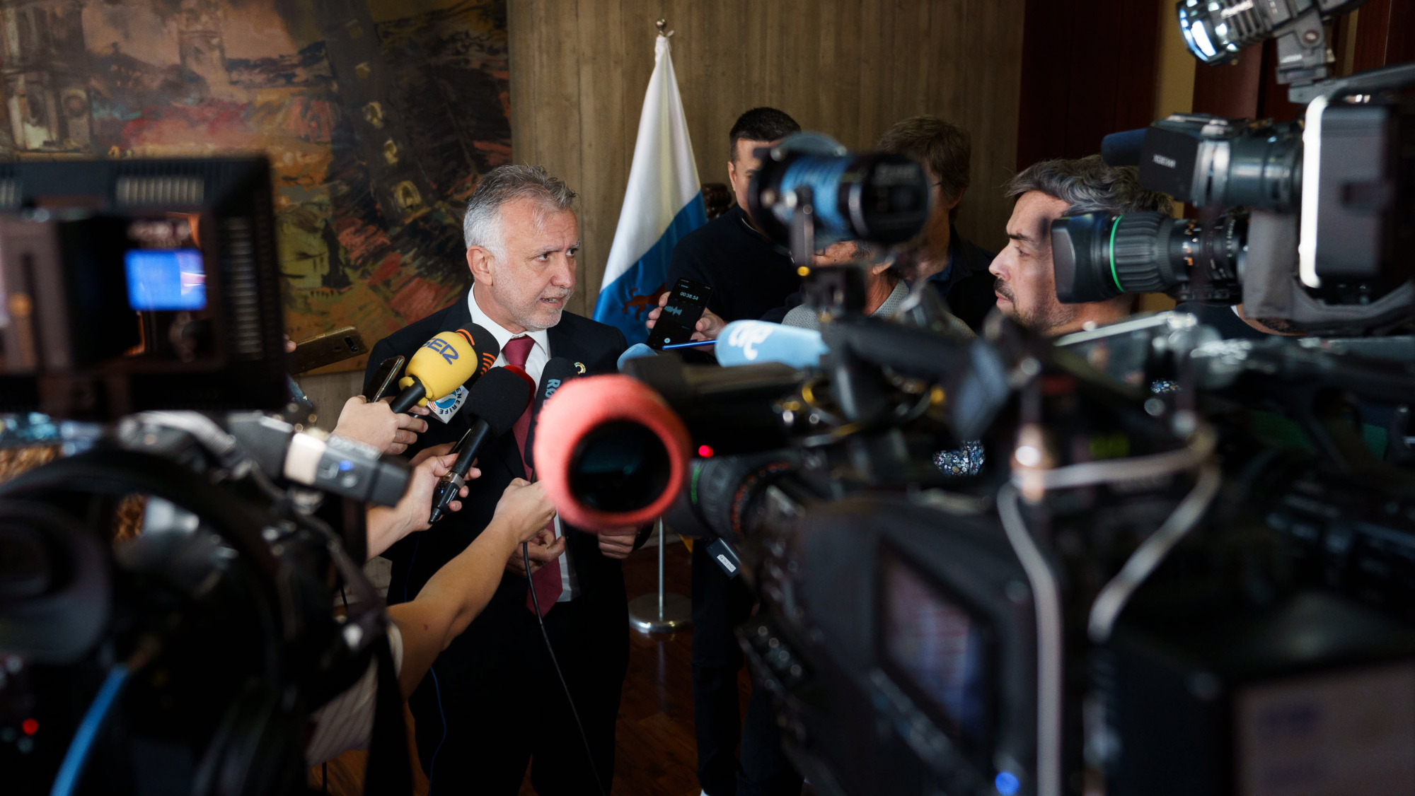 El presidente de Canarias, Ángel Víctor Torres, atiende a los medios de comunicación tras el seminario. /EFE El presidente de Canarias, Ángel Víctor Torres, atiende a los medios de comunicación tras el seminario. /EFE
