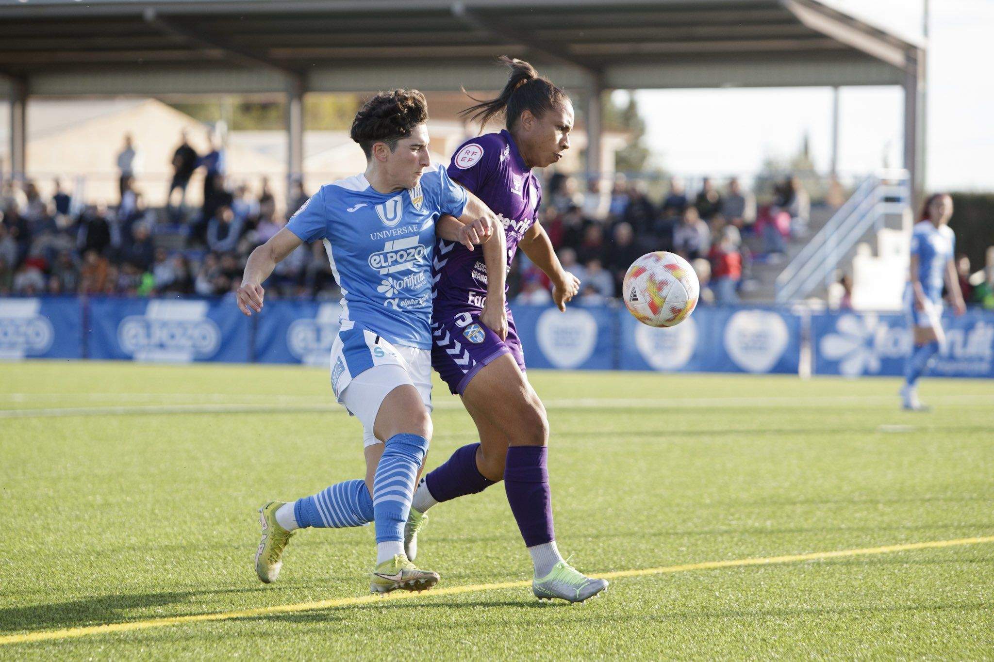 Andrea Carid y Thaís Ferreira pelean por un balón en el duelo de cuartos de final entre Alhama y Granadilla disputado en el José Kubala./ Twitter Alhama.
