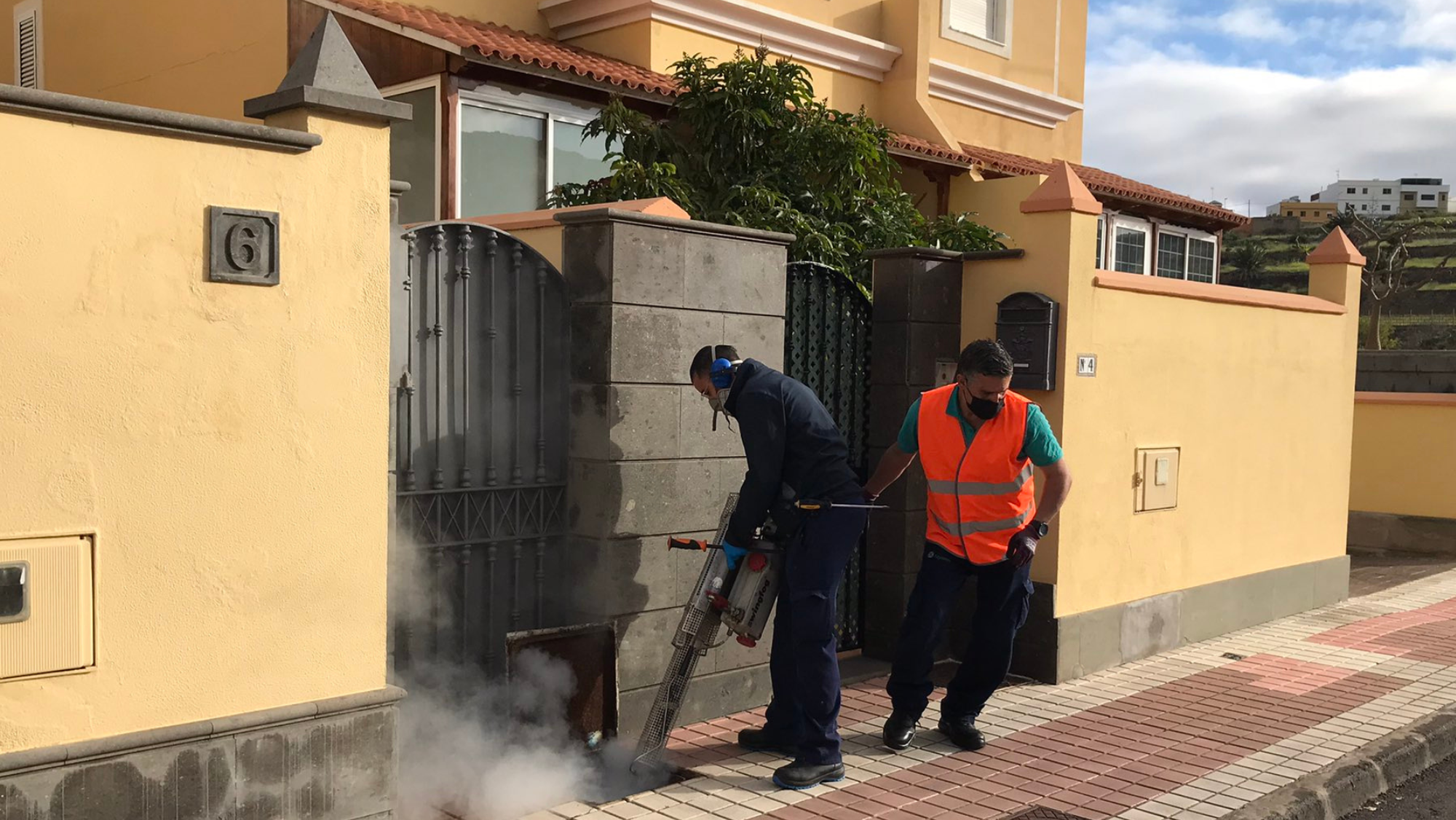 Operarios del Ayuntamiento fumigan en San Lorenzo. / Ayuntamiento de Las Palmas de Gran Canaria