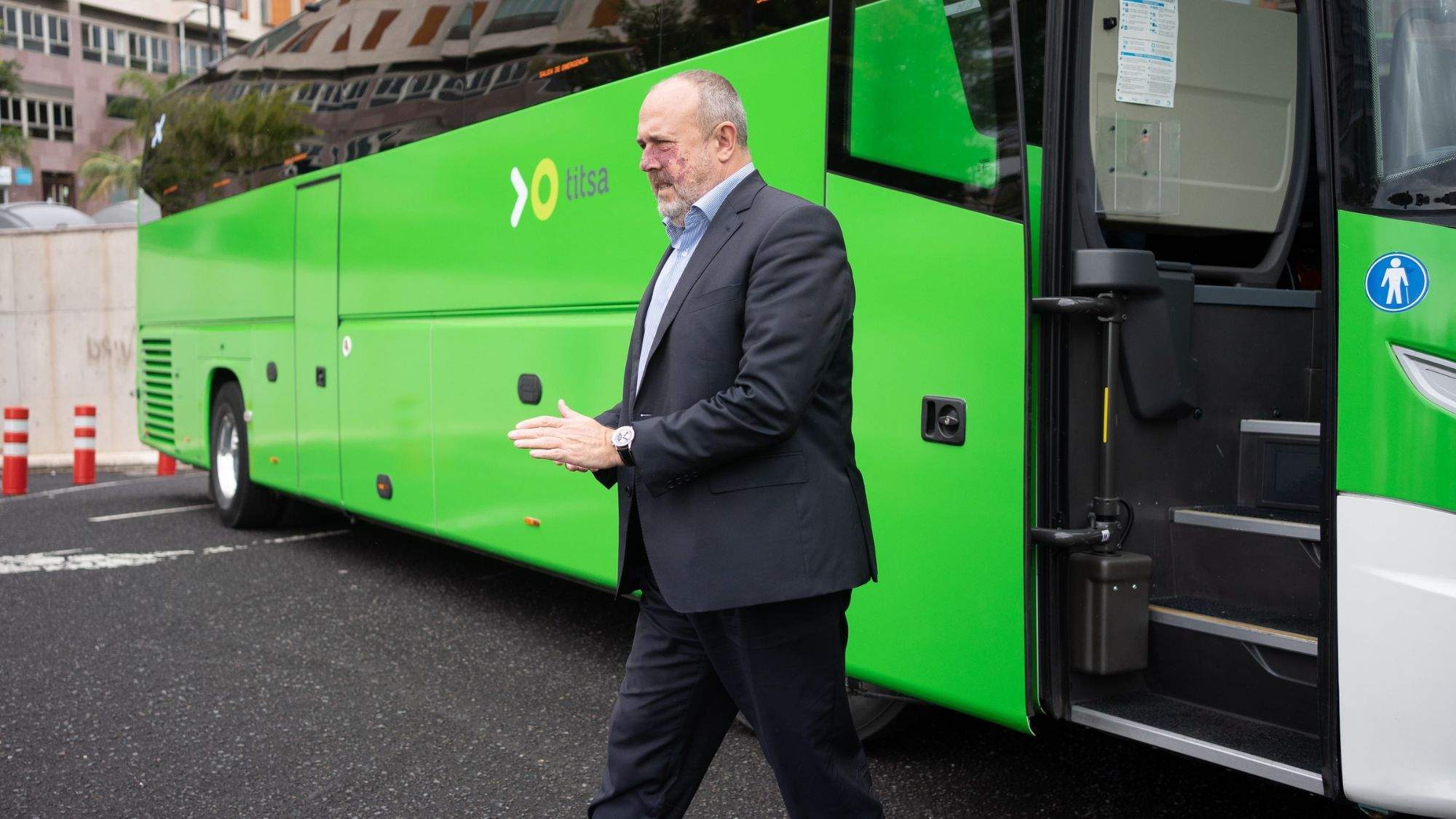 El consejero de Movilidad del Cabildo de Tenerife, Enrique Arriaga, junto a una guagua Titsa. / Archivo