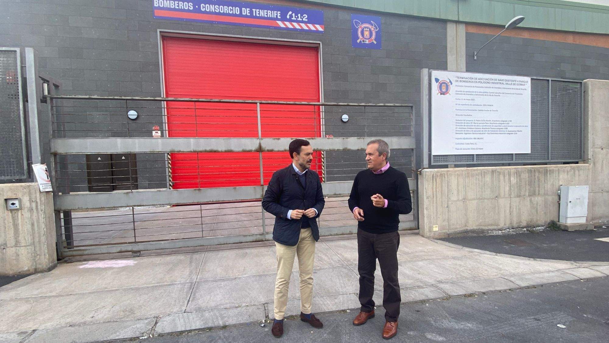 Visita de Lope Afonso al parque de bomberos cerrado en Güímar. / Cedida