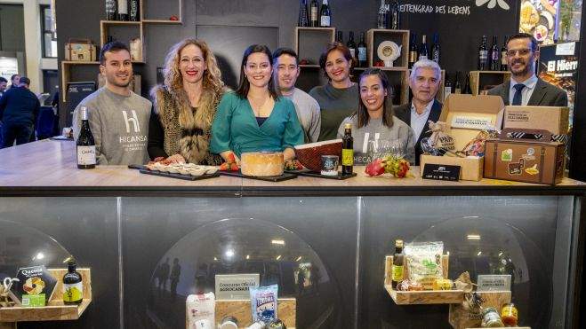 La consejera de Turismo, Yaiza Castilla, posa junto a representantes gastronómicos de Canarias 
