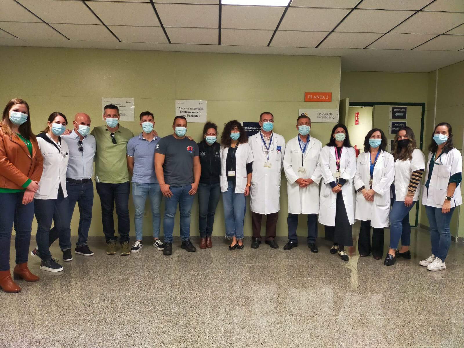 Foto de familia con los miembros de Coordinadora Solidaria y la Unidad de Investigación del Hospital de La Candelaria. / AH