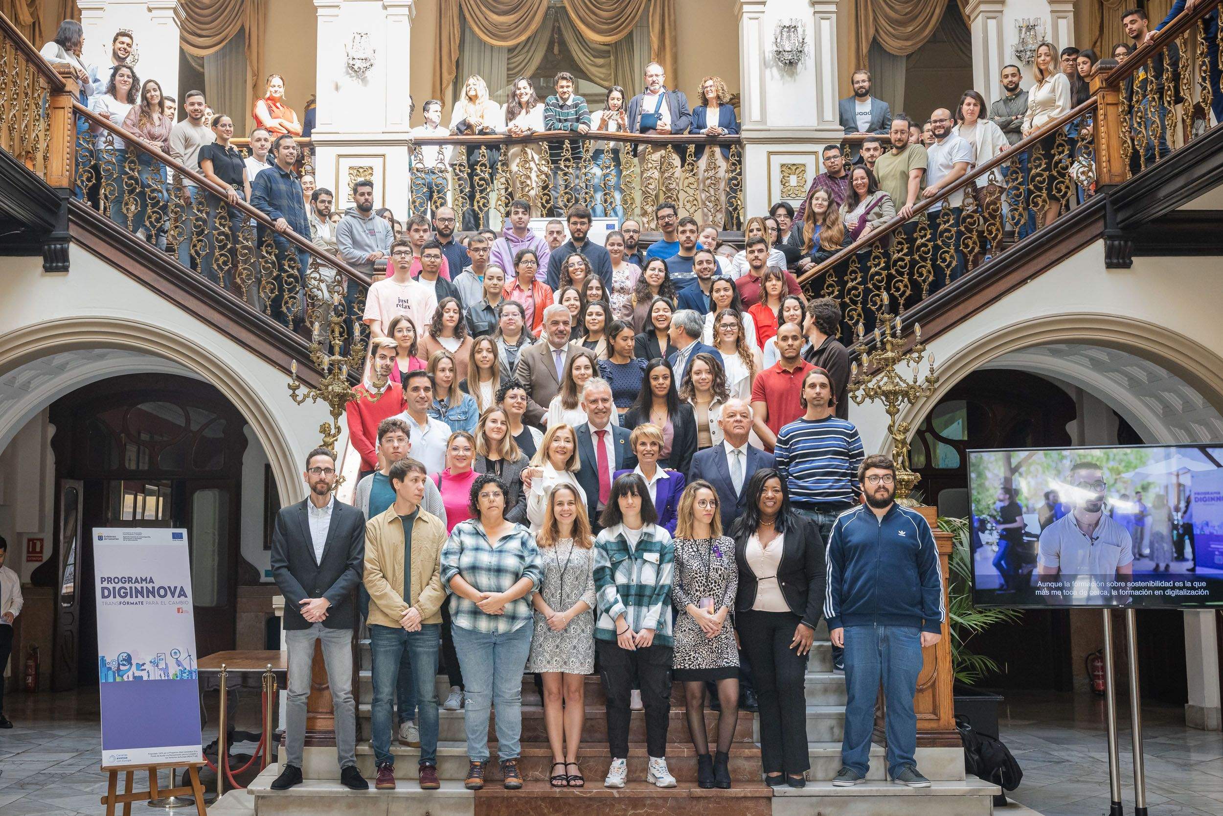 Foto de familia en el Gabinete Literario con titulados universitarios y de FP Superior que han participado en el Programa Diginnova y autoridades presentes en el acto de clausura. / Alejandro Quevedo