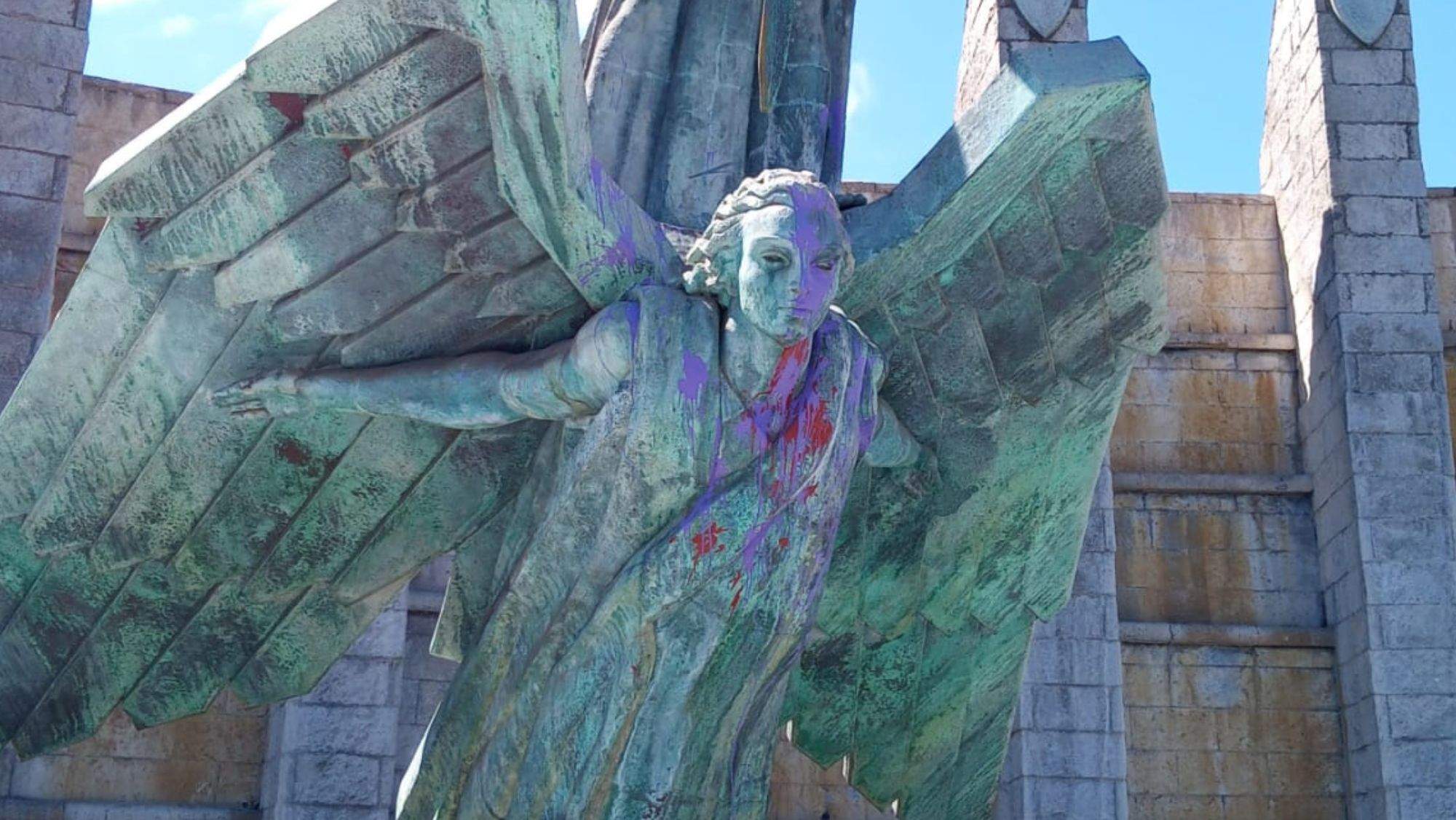 El Monumento a Franco con pintura morada. / AH