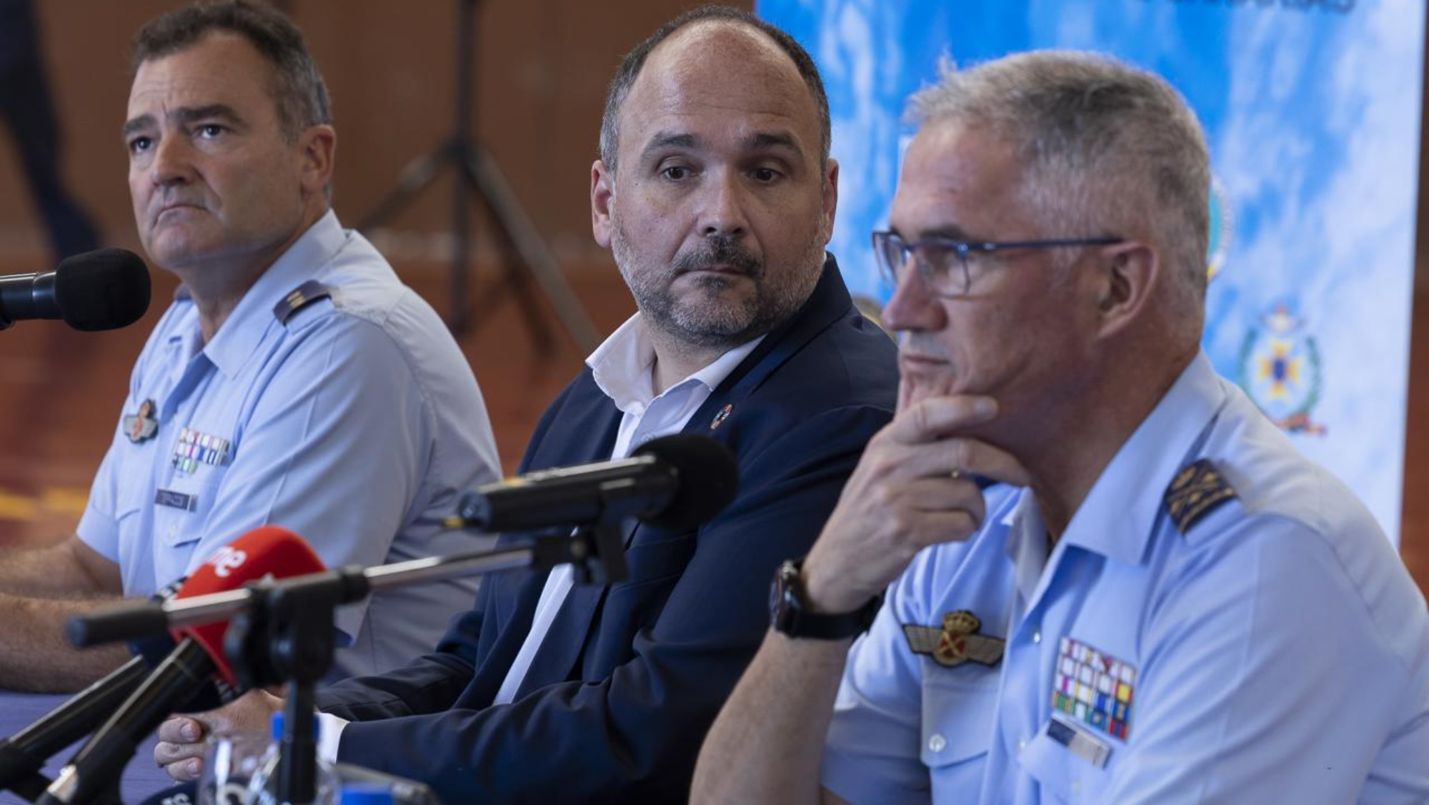 El consejero de Transición Ecológica del Gobierno canario, José Antonio Valbuena (c), y el general jefe del Mando Aéreo de Canarias, Juan Pablo Sánchez (d). EFE Quique Curbelo