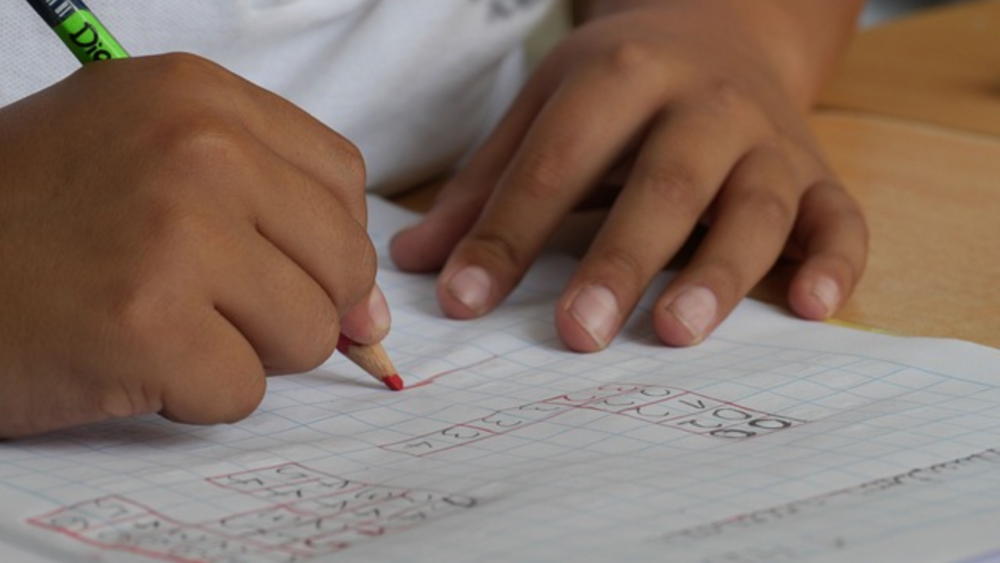 Imagen de un niño en clases de matemáticas./ Pixabay