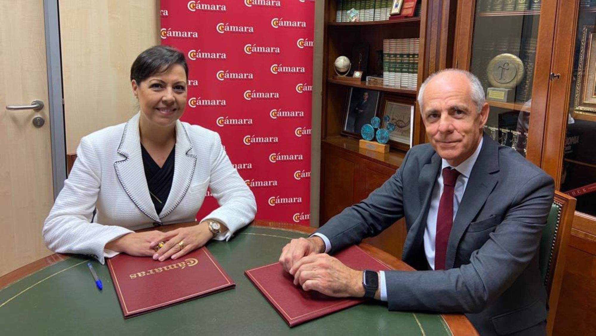  La vicepresidenta primera de BPW Canarias, Victoria López, y el presidente de la Cámara de Comercio de Santa Cruz de Tenerife, Santiago Sesé. / Cedida