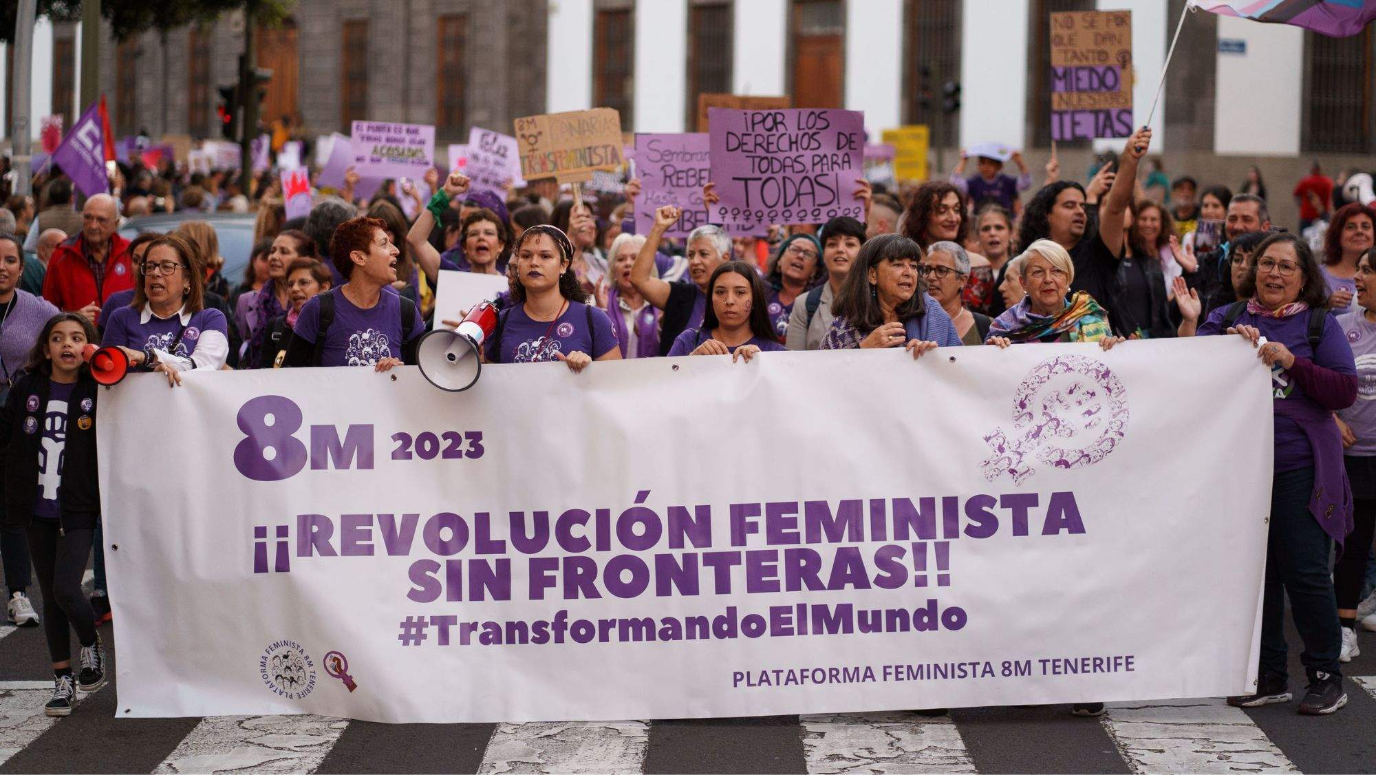 Manifestación por la lucha feminista del 8M en Santa Cruz de Tenerife en 2023. / EFE