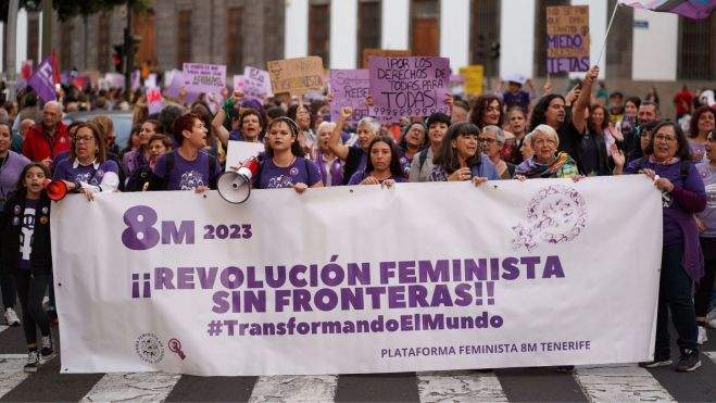 Manifestación por la lucha feminista del 8M en Santa Cruz de Tenerife en 2023. / EFE