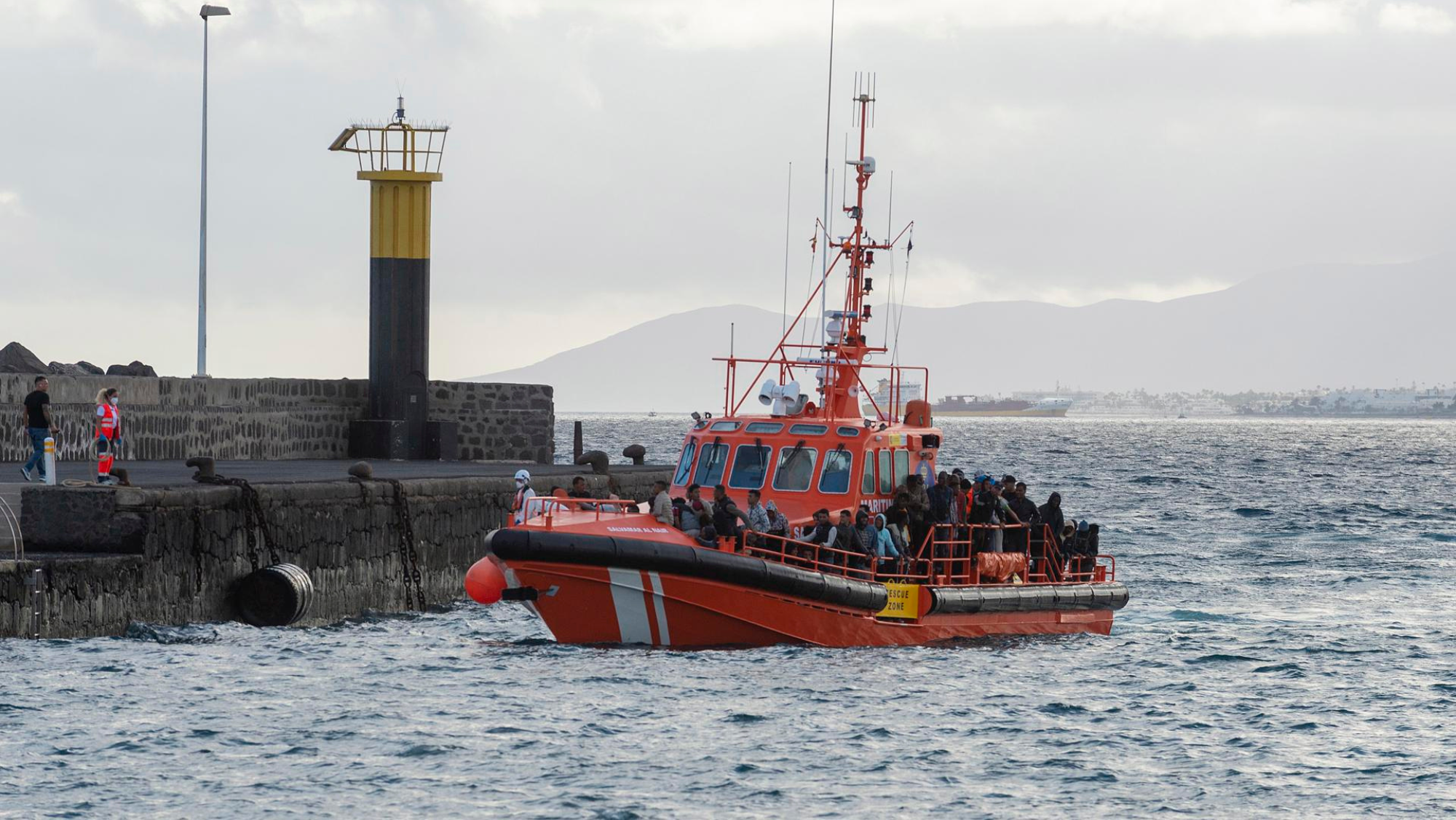 Muelle de La Cebolla, en Arrecife, hasta donde llegaron los migrantes. / EFE