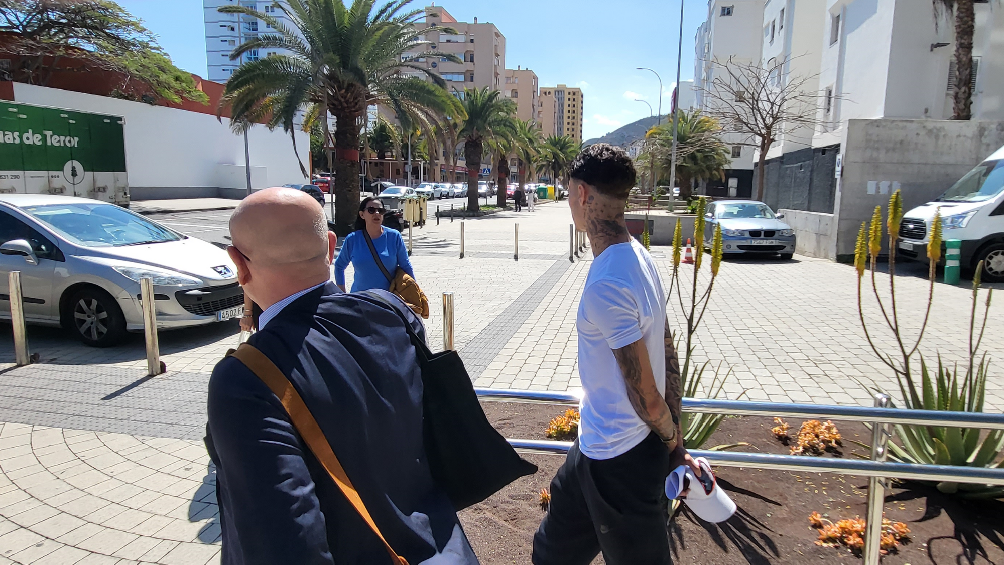 Joel (d), saliendo de los Juzgados el pasado martes. A la izquierda, con traje, su abogado José María Aranda. / AH