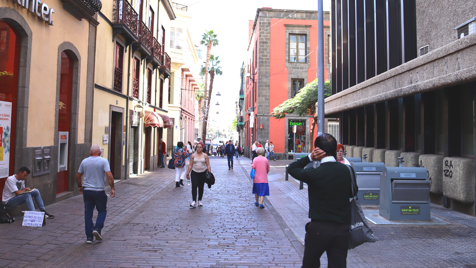 Varias personas pasean por una calle de Tenerife (Canarias). /  Atlántico Hoy