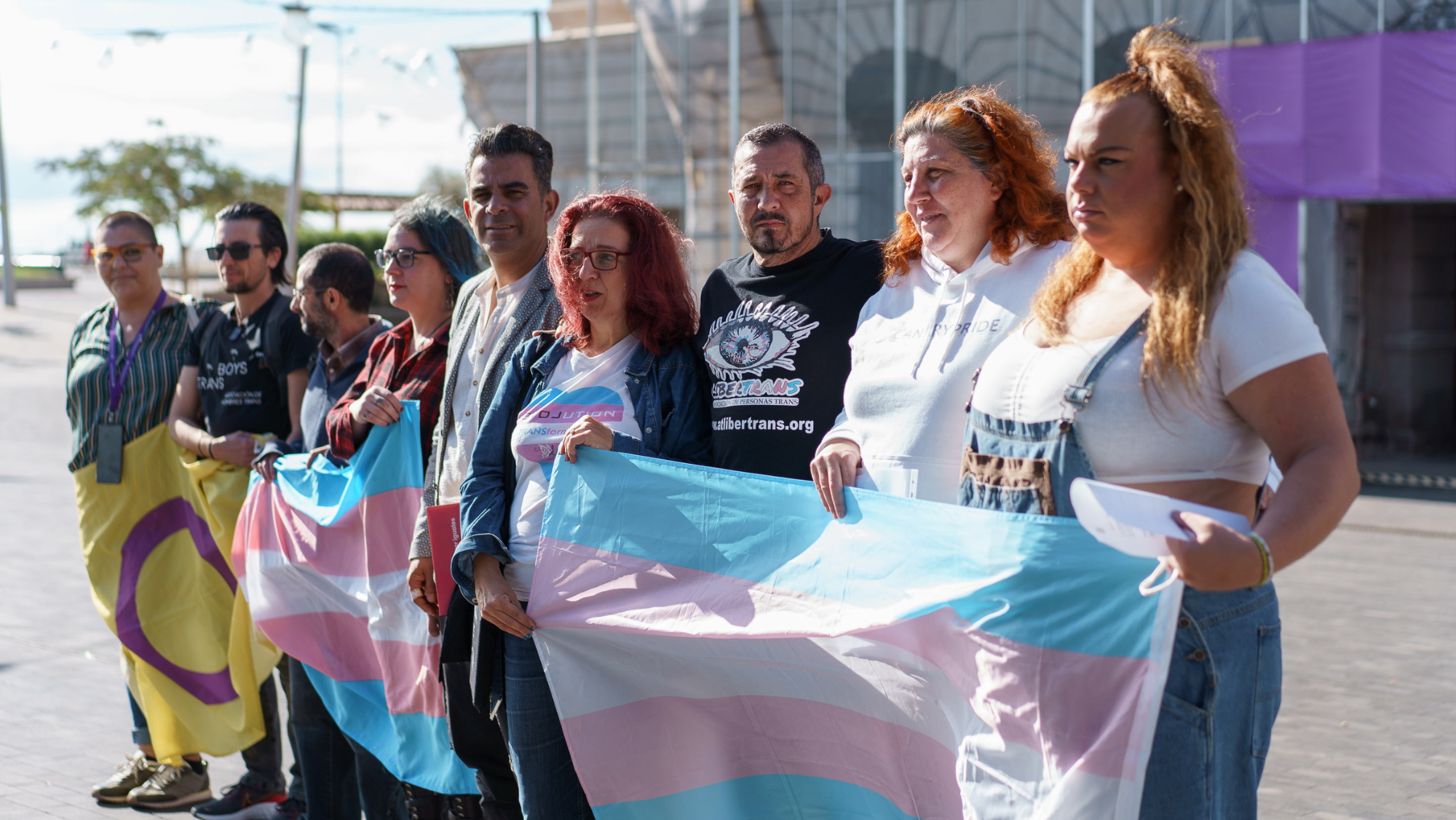 Diversos asociaciones LGTBIQ+ frente al Cabildo de Tenerife. / Ramón de la Rocha (Efe)