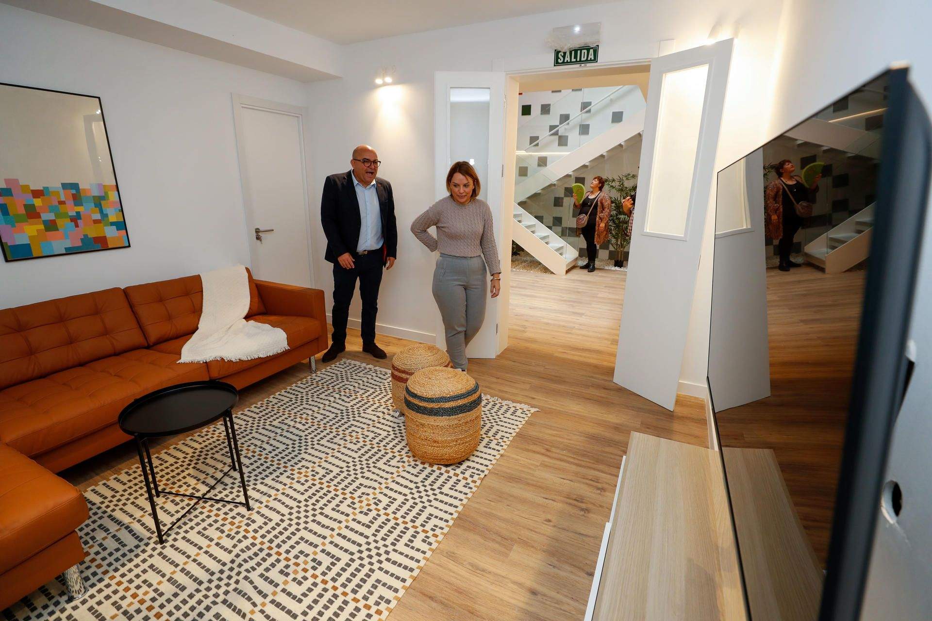 José Juan Pérez, presidente de Pequeño Valiente, y Noemí Santana, consejera de Derechos Sociales del Gobierno de Canarias, en una de las habitaciones de 'Casa Pipa', el hogar para niños en tratamiento por cáncer y para sus familias. / Elvira Urquijo A. (Efe) 