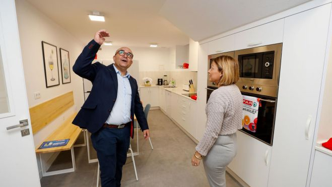 José Juan Pérez, presidente y fundador de Pequeño Valiente, muestra la cocina de 'Casa Pipa' a la consejera de Derechos Sociales del Gobierno de Canarias, Noemí Santana. 