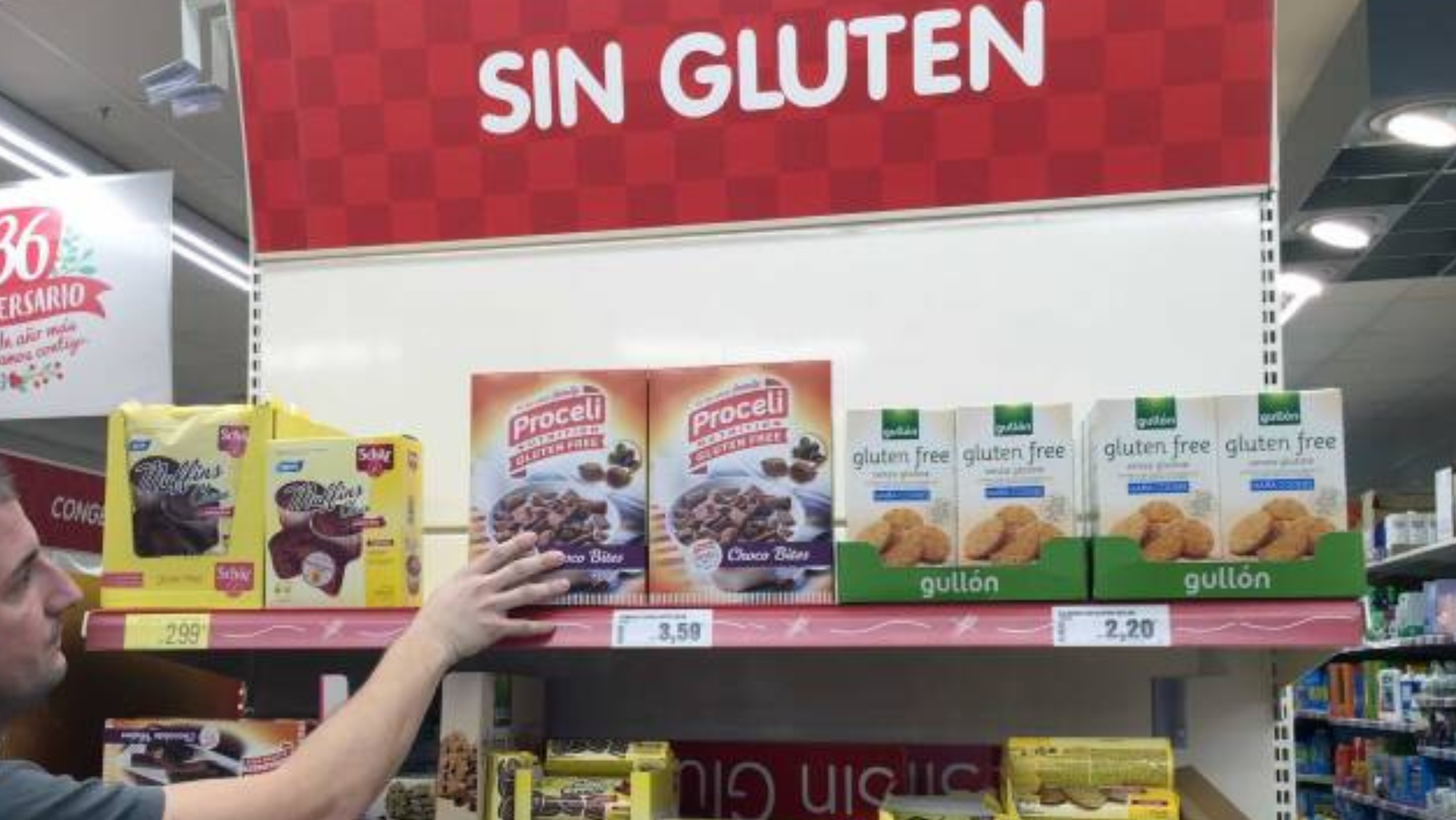 Una persona comprando productos sin gluten. / Europa Press