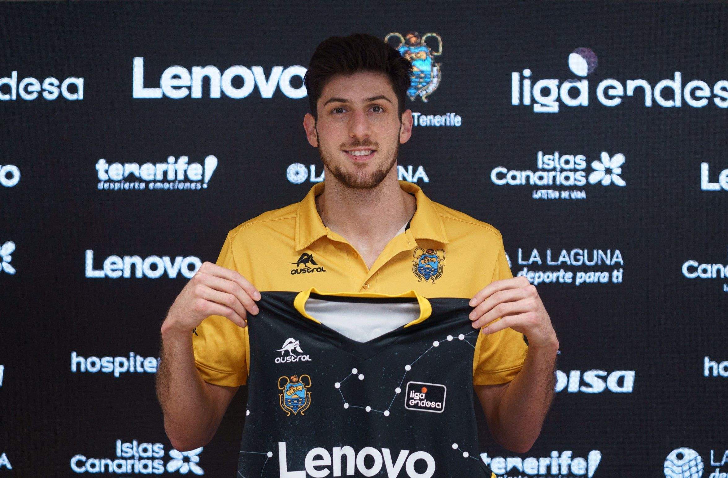 Durante su presentación como jugador del CB Canarias, Leandro Bolmaro admitió que, en su primera semana en Tenerife, le ha sorprendido la unión del equipo./ EFE.