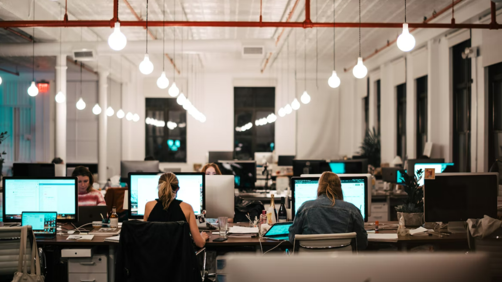 Trabajadores durante su jornada laboral. /Unsplash