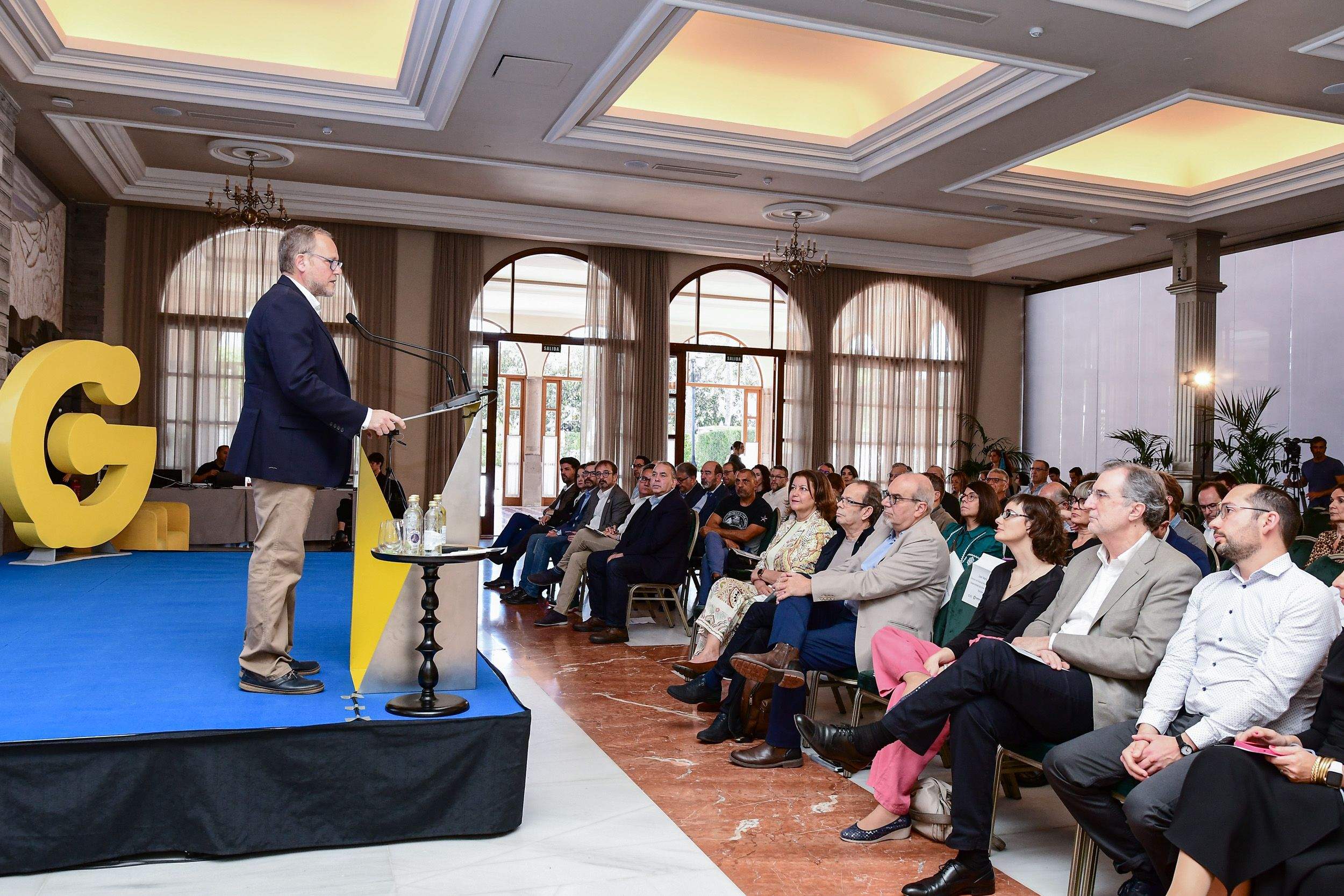 José Eduardo Ramírez, concejal de Movilidad y presidente del consejo de Guaguas Municipales, interviene en la jornada 'Hablemos de La ciudad que no deja a nadie atrás'. / AH
