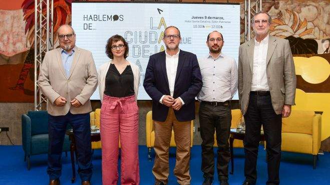 Miguel Ángel Rodríguez, gerente de Guaguas; Mercedes Vidal, ambientóloga; José Eduardo Ramírez, concejal de Movilidad de Las Palmas de Gran Canaria; Josep Maria Olivé; y José María Ezquiaga, sociólogo y arquitecto