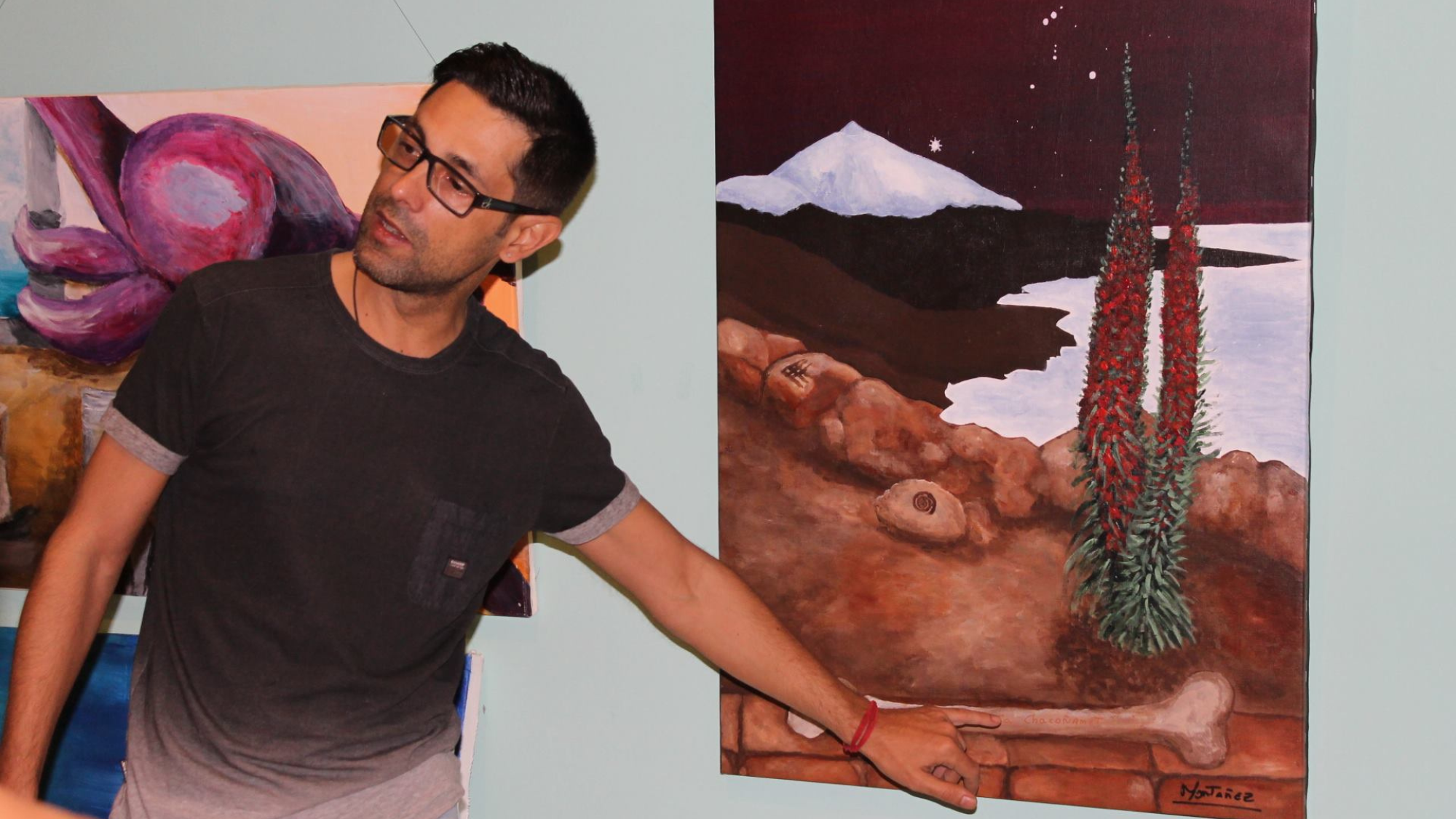 El pintor tinerfeño Ale Montañez junto a uno de sus cuadros. / Cedida