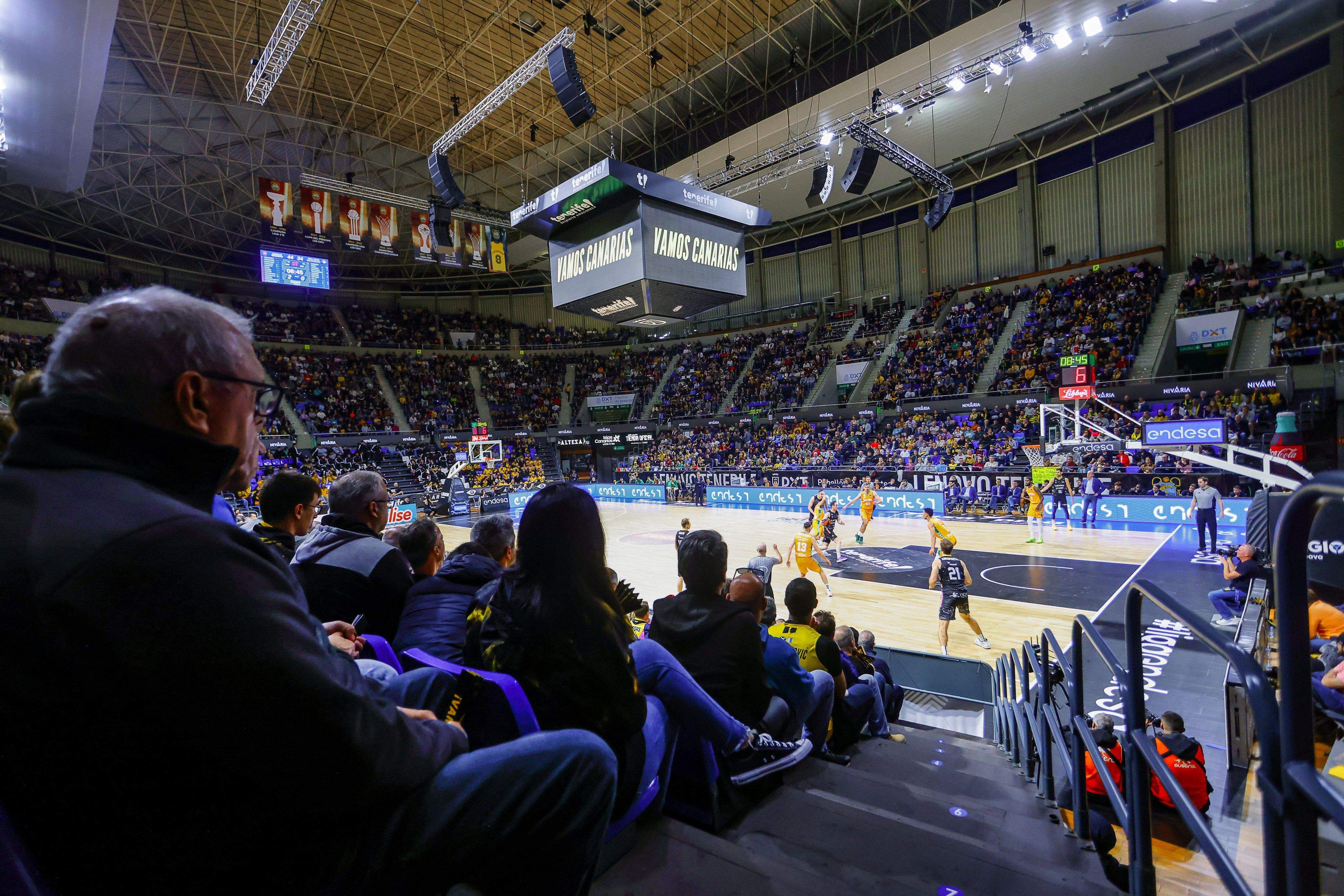 La afición del CB Canarias está respondiendo masivamente en el Santiago Martín a la buena temporada del cuadro aurinegro./ Twitter CB Canarias.