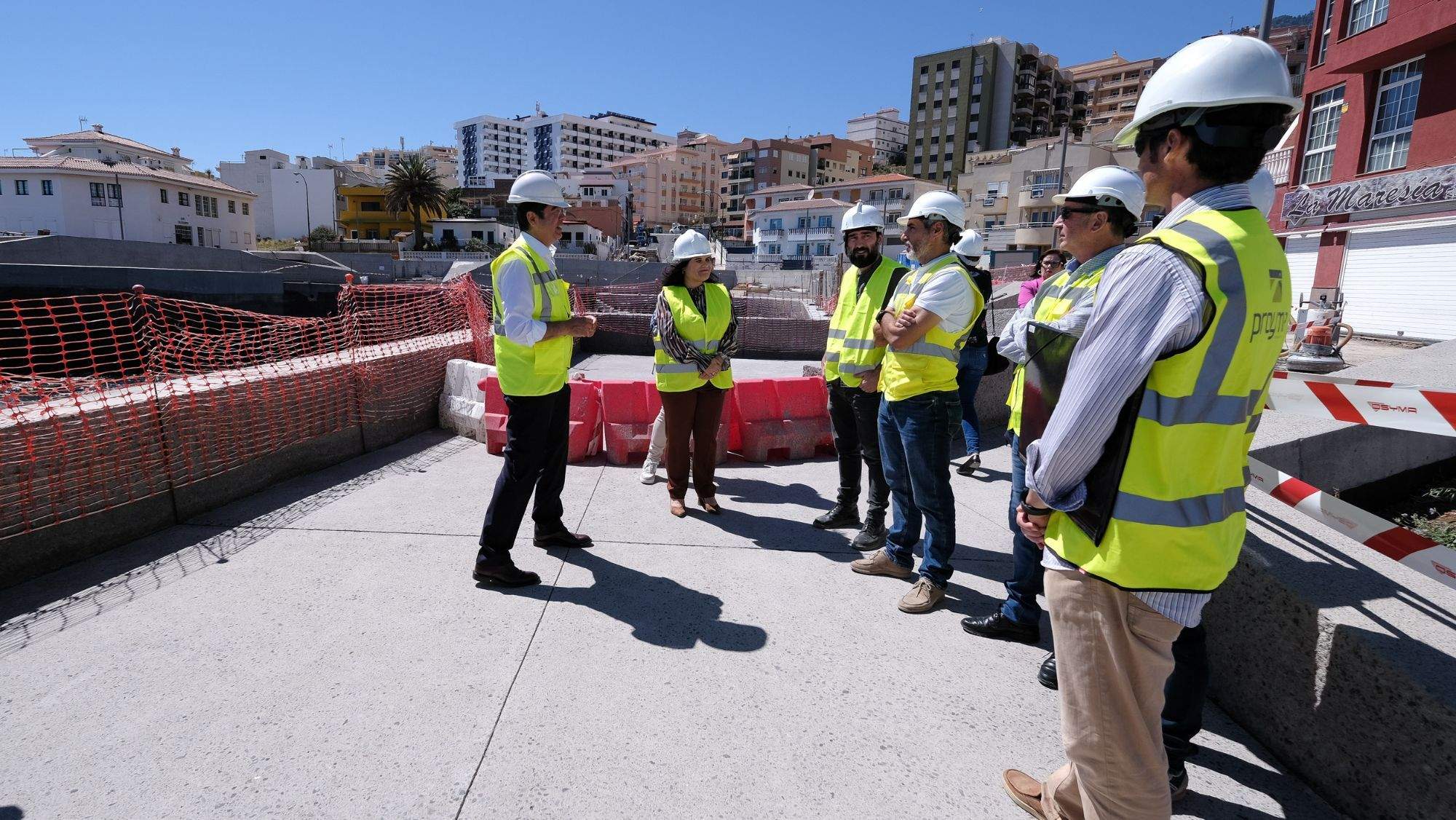 El presidente del Cabildo de Tenerife, Pedro Martín, y la alcaldesa de Candelaria, Mari Brito, supervisan las reformas del paseo de Las Caletillas. / Cedida