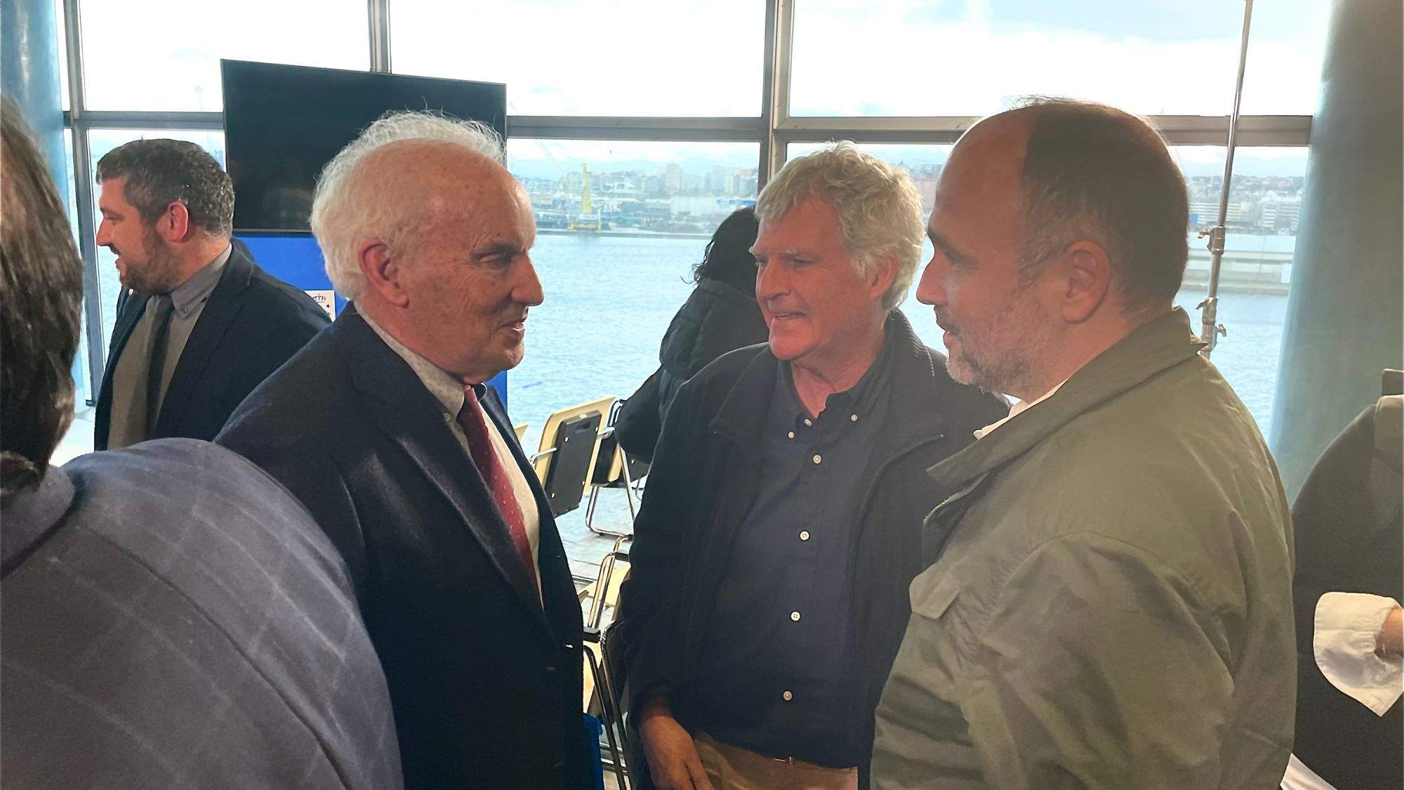 El consejero de Transición Ecológica, Lucha contra el Cambio Climático y Planificación Territorial del Gobierno de Canarias, José Antonio Valbuena, y el viceconsejero regional de Planificación Territorial y Aguas, Leopoldo Díaz, durante el evento. / Cedida