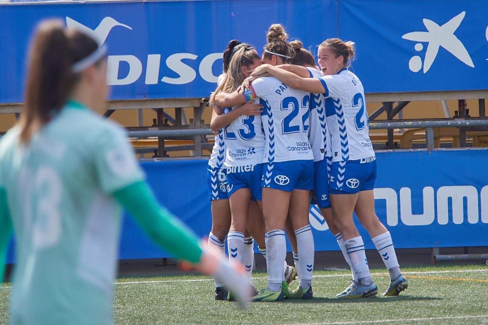 Las jugadoras de la UD Granadilla celebraron hasta cinco goles en la visita del Madrid CFF a La Palmera./ Twitter.