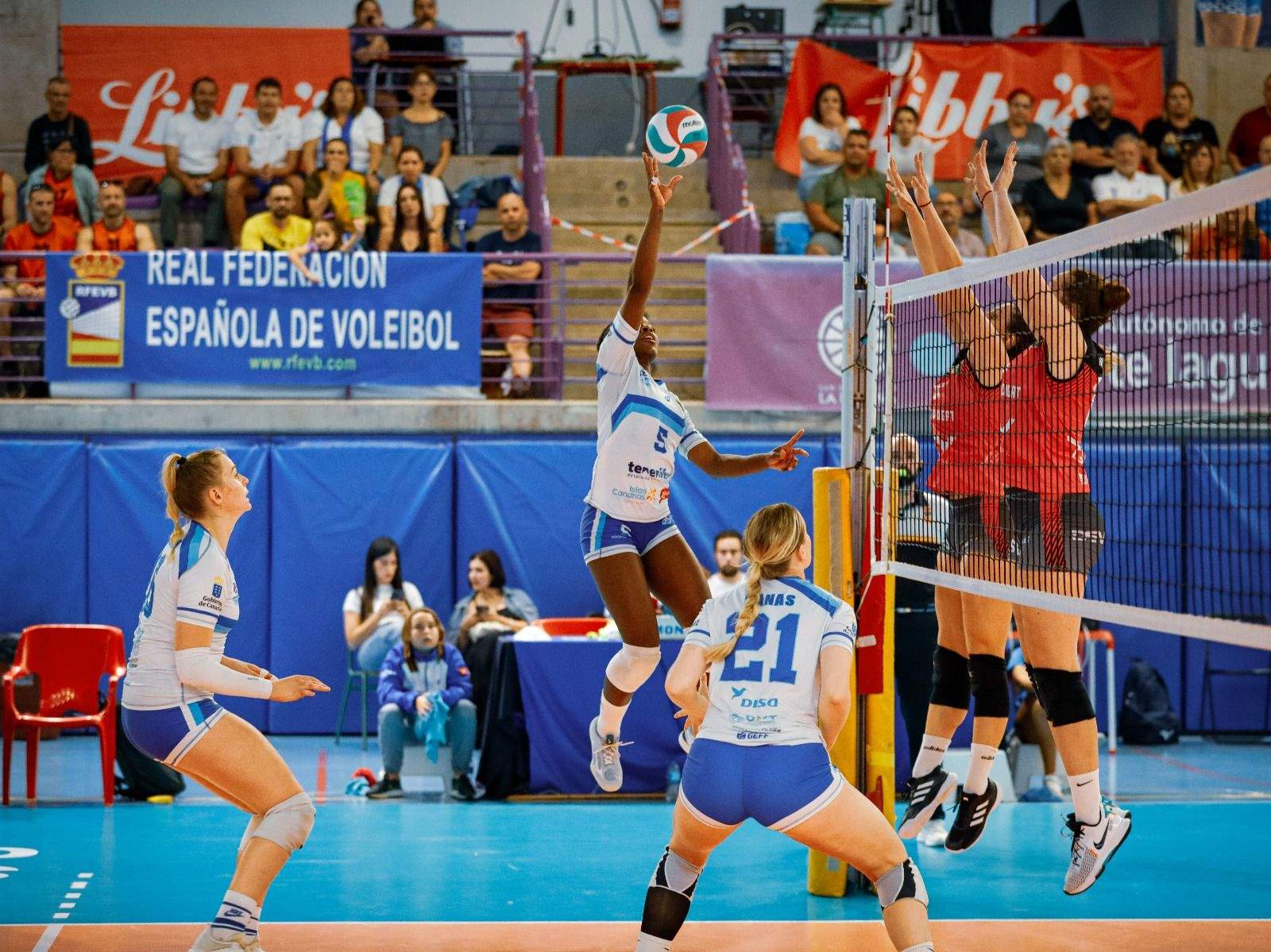 El CV Haris venció en el Pablos Abril a Sant Cugat y mantiene opciones de arrebatarle la segunda plaza a Avarca Menorca./ Twitter Haris.