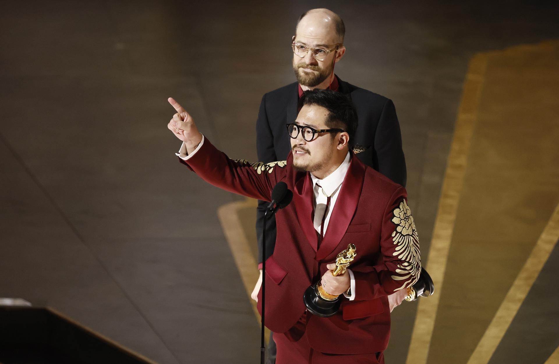 Daniel Kwan & Daniel Scheinert reciben el Oscar al mejor guion por Todo a la vez en todas partes./ EFE/EPA/Etienne Laurent