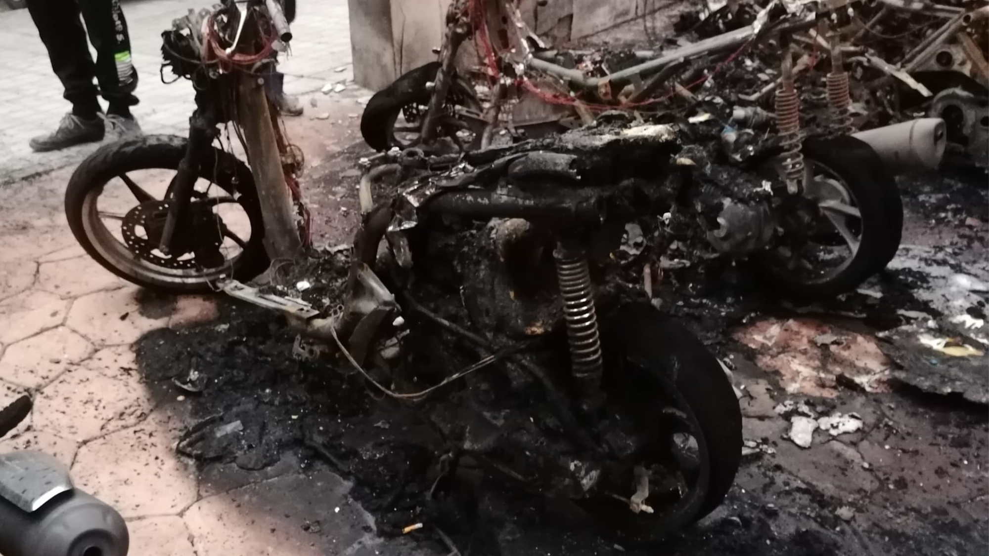 Imagen de las motos calcinadas en el barrio Madera y Corcho./ Atlántico Hoy