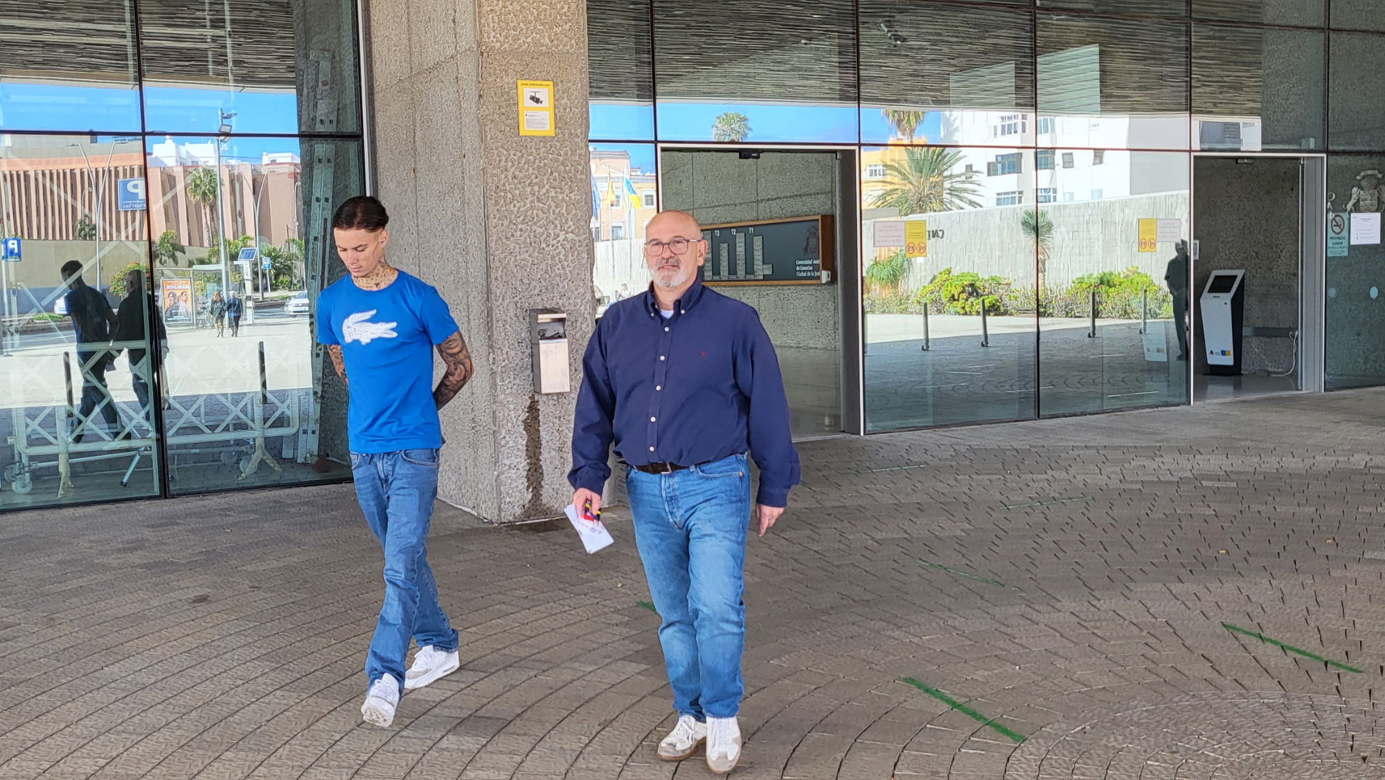 Joel Domínguez (i) saliendo de los juzgados junto a su abogado, José María Aranda. / AH