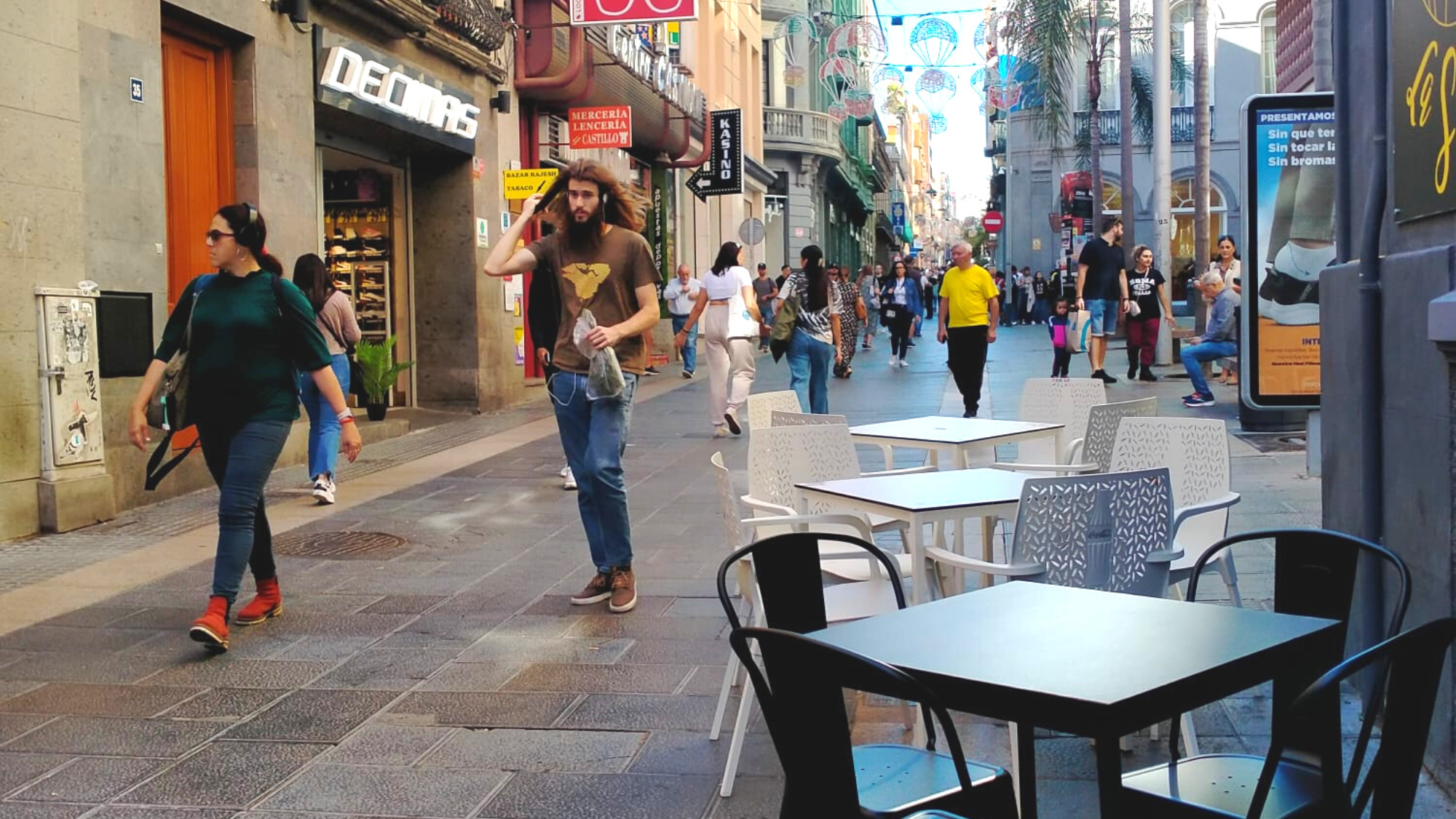 Grupo de personas pasean por una calle comercial de Tenerife, en Canarias. / Atlántico Hoy