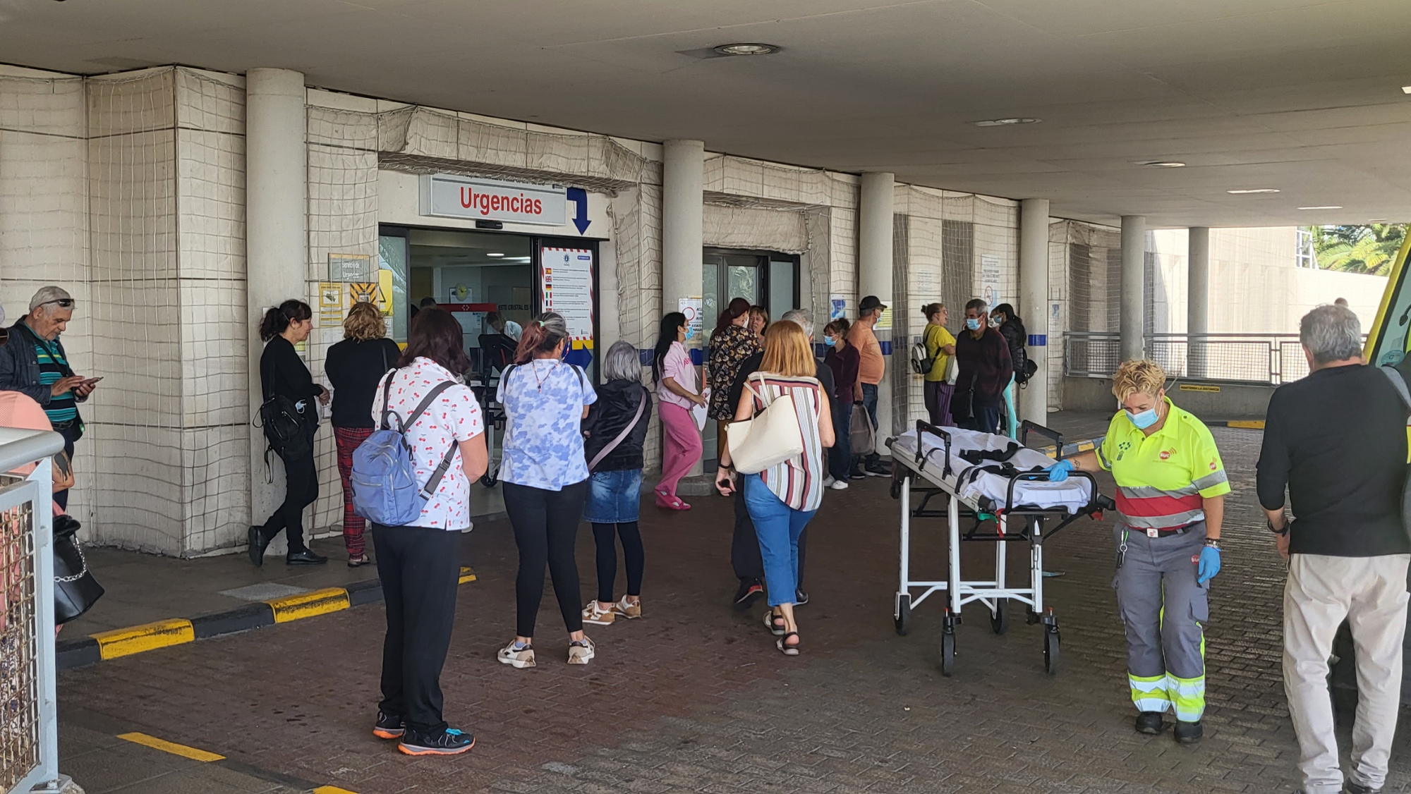 Familiares de los pacientes esperando noticias en la entrada del servicio de Urgencias del Hospital Insular.  / AH