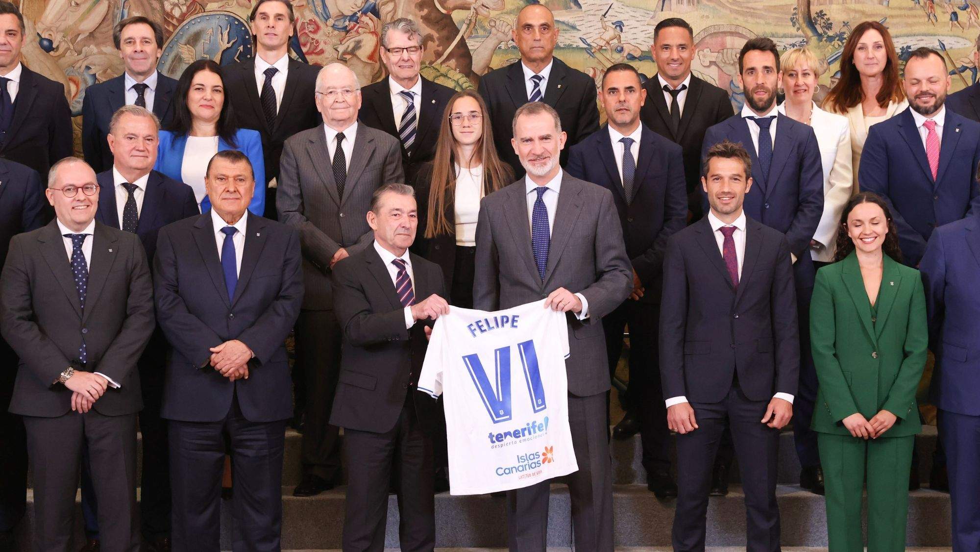 El rey Felipe VI posa con la camiseta del CD Tenerife con su nombre y el resto de la delegación blanquiazul. / Casa Real