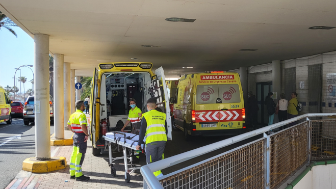 Ambulancias este martes en el hospital Insular. AH