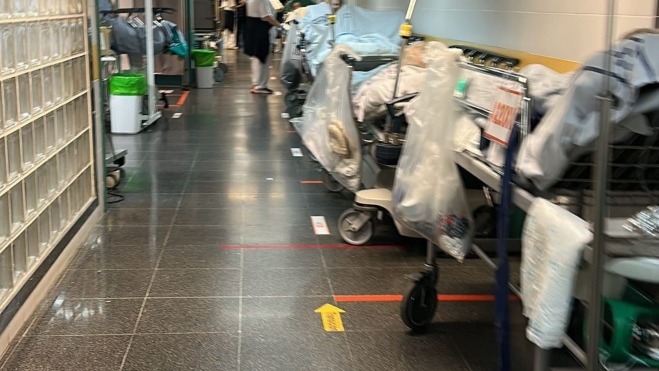 Pacientes en el pasillo de los servicios de Urgencias del hospital Insular. / Redes