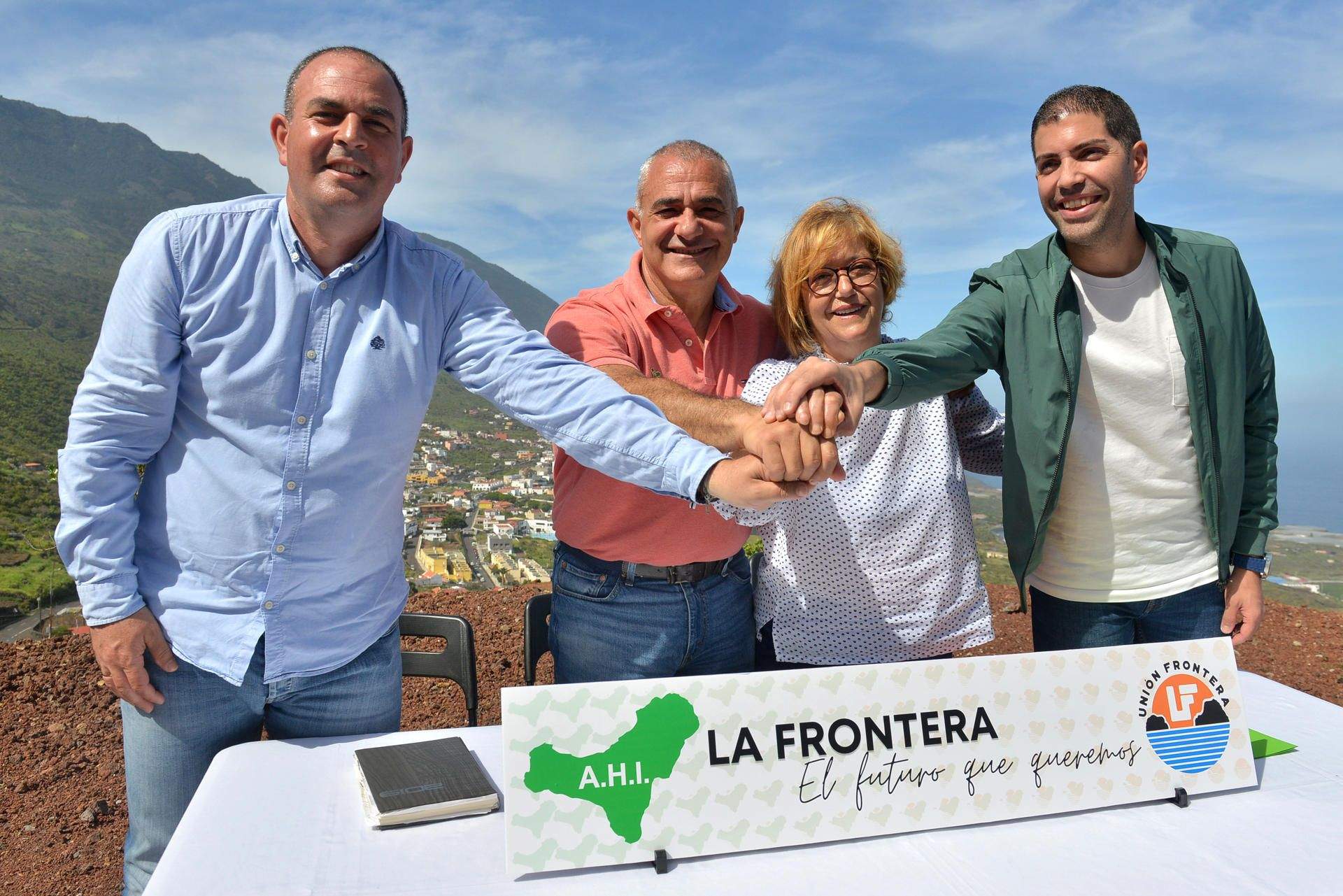 La Agrupación Herreña Independiente (AHI) y Unión Frontera (UF) han firmado este martes un acuerdo para las elecciones locales de mayo / EFE - Gelmert Finol.