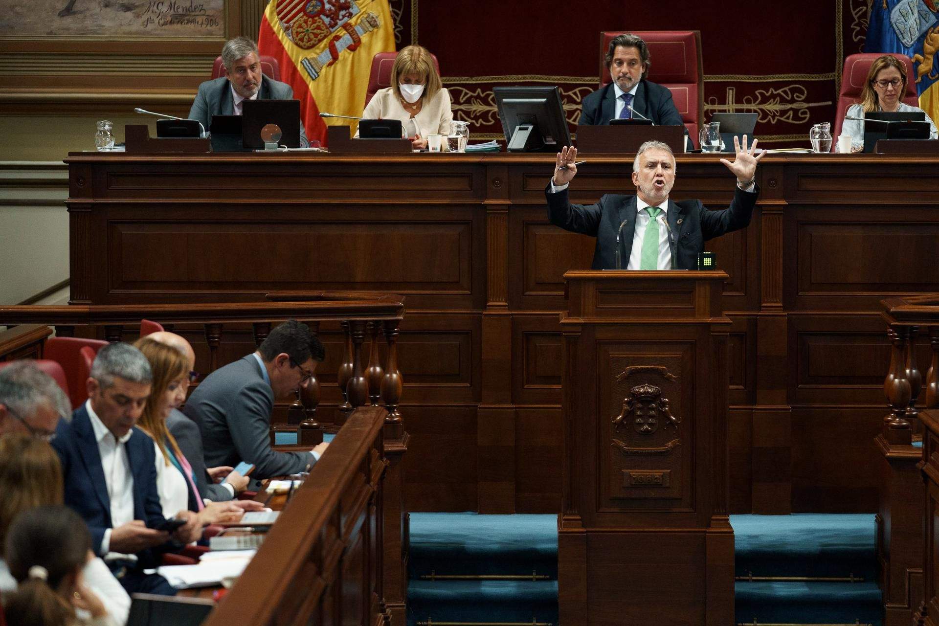 El presidente de Canarias, Ángel Víctor Torres, responde a la oposición en el pleno monográfico sobre la trama de presunta corrupción conocida como "caso Mediador"./ EFE-Ramón de la Rocha