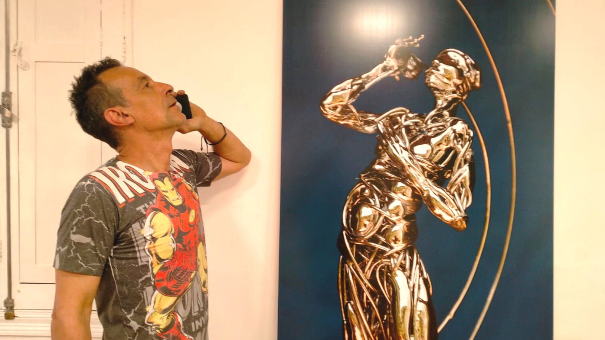 El escultor Julio Nieto posa como una de sus obras de la exposición 'Connected or desconnected'. / Atlántico Hoy