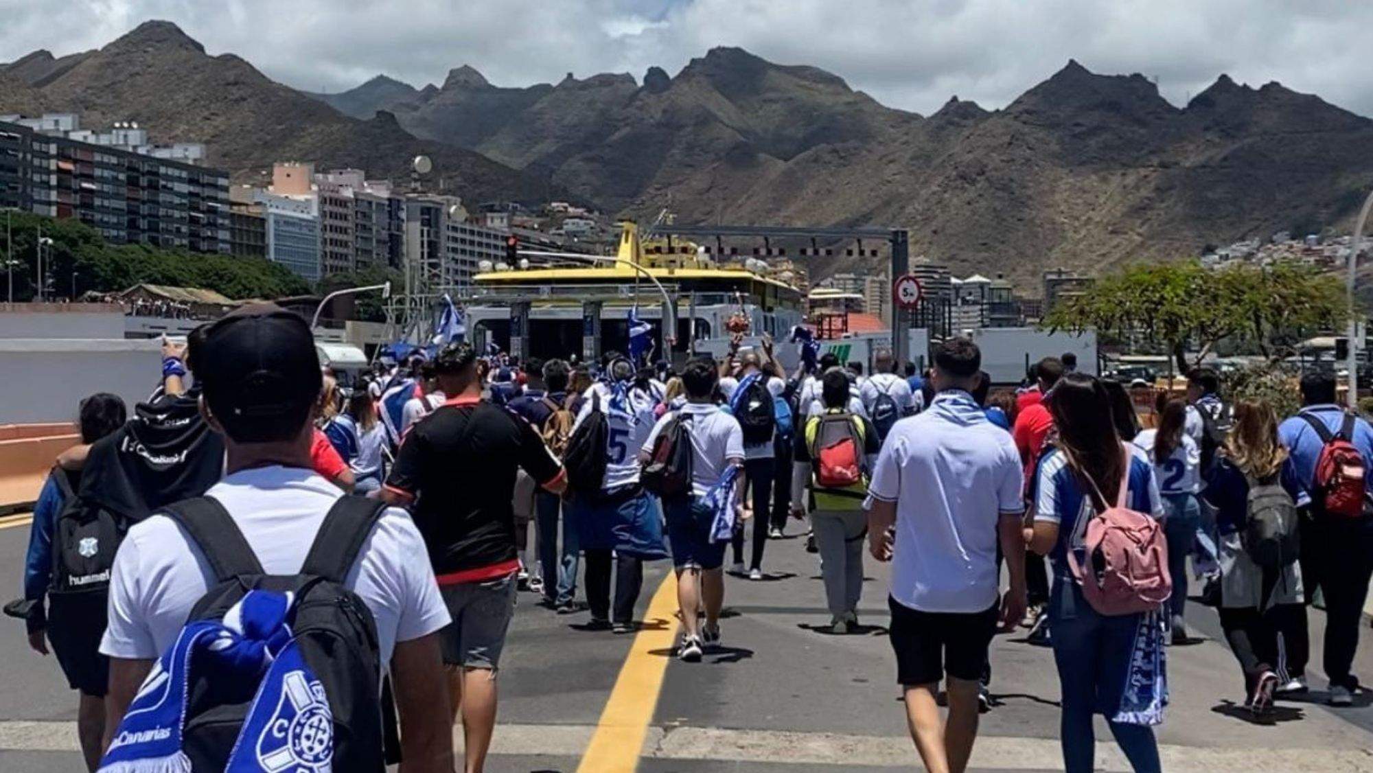 Aficionados del CD Tenerife embarcan en el Fred Olsen para presenciar el derbi canario de la primera vuelta
