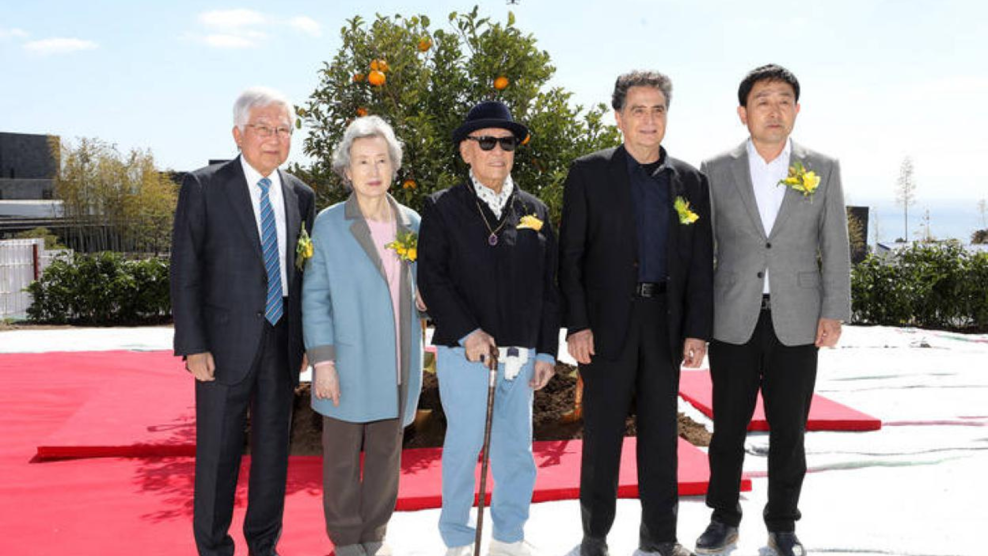 El arquitecto canario Fernando Menis y el artista coreano Park Seo Bo en el centro. Newsis El arquitecto canario Fernando Menis y el artista coreano Park Seo Bo en el centro. Newsis