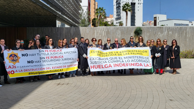 Concentración de los letrados de la Administración de Justicia este miércoles en Las Palmas de Gran Canaria.Atlántico Hoy